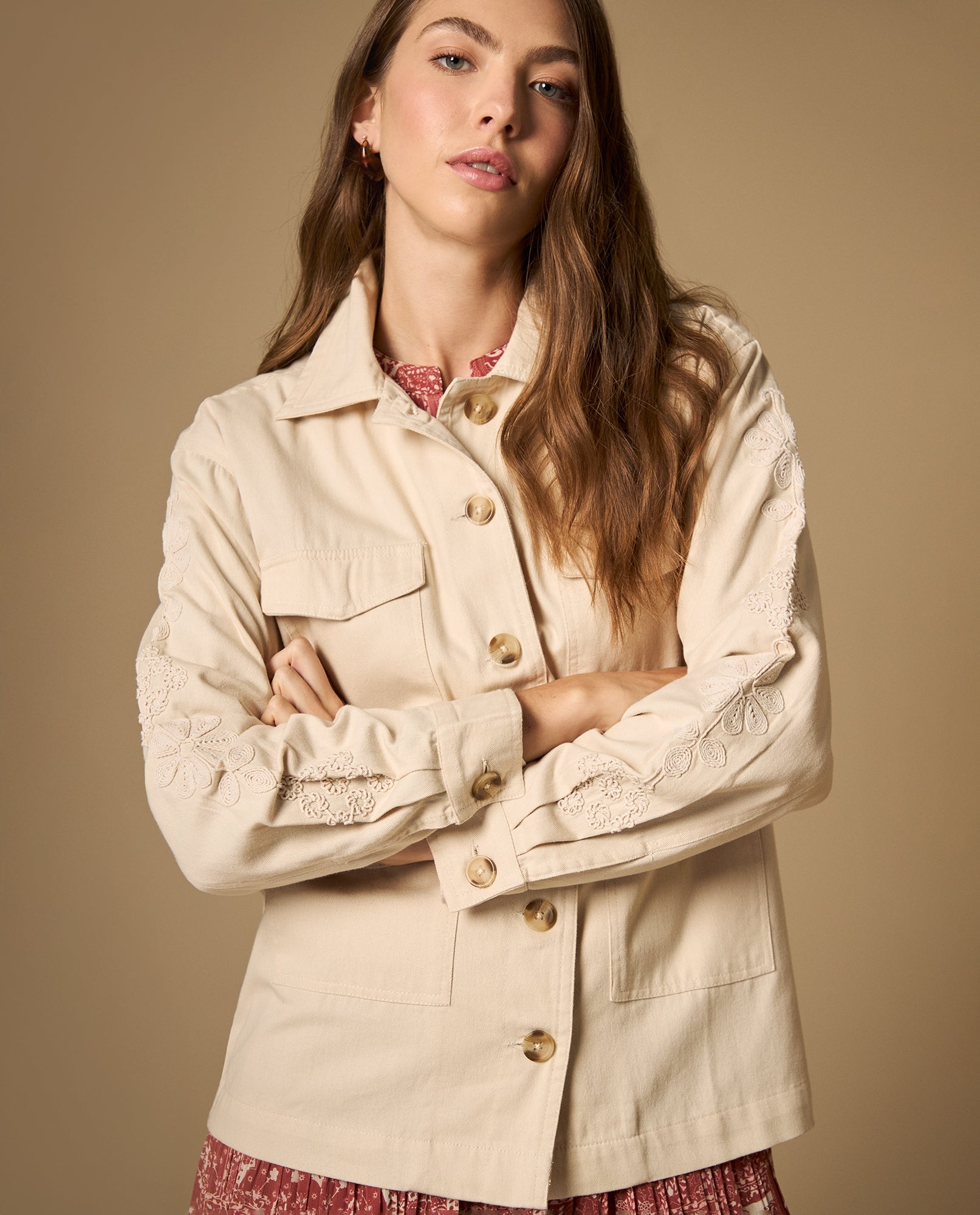 Chaqueta tipo cargo con bordado floral y bolsillos utilitarios - Beige 34_622H242_BEI151214_0