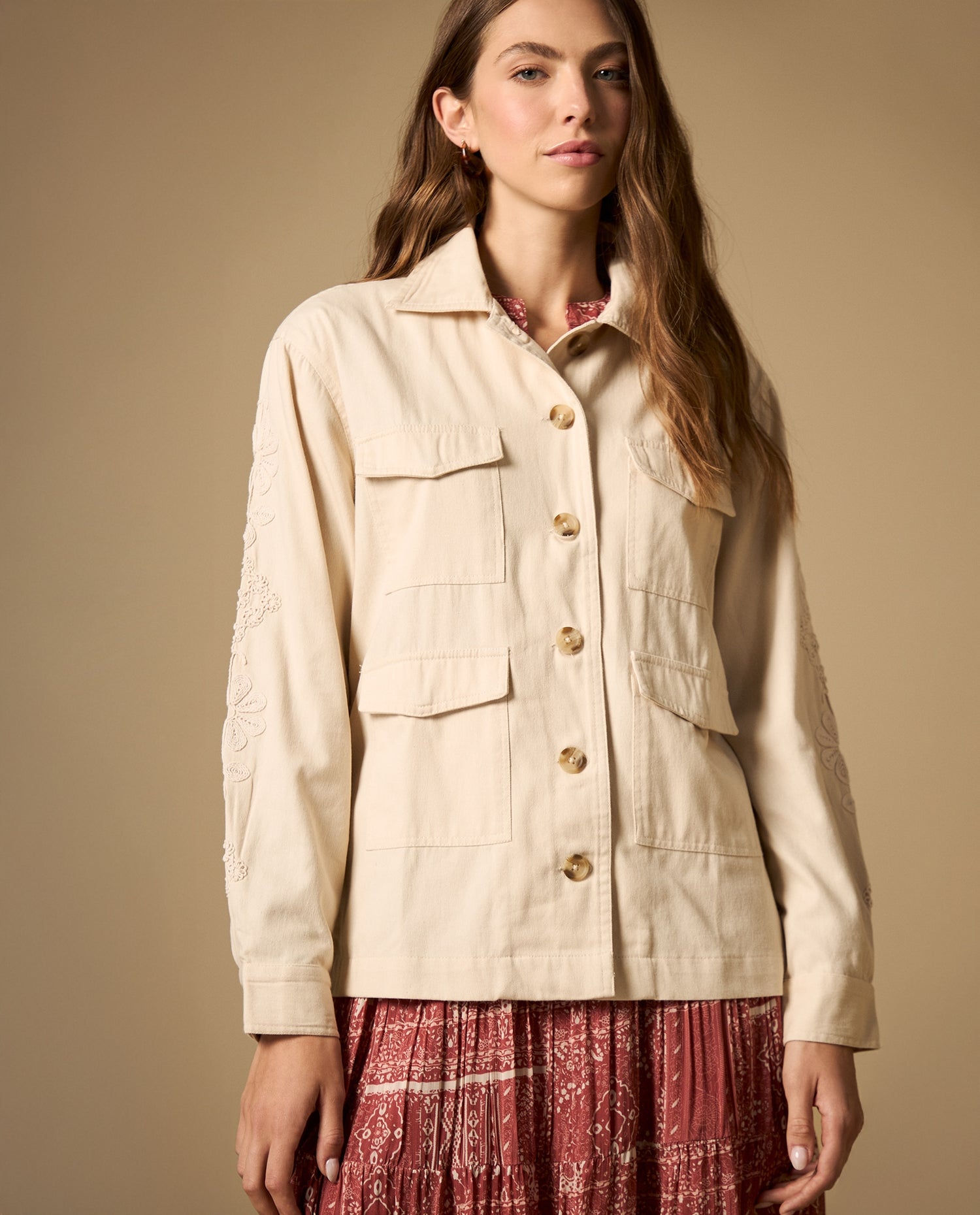 Chaqueta tipo cargo con bordado floral y bolsillos utilitarios - Beige