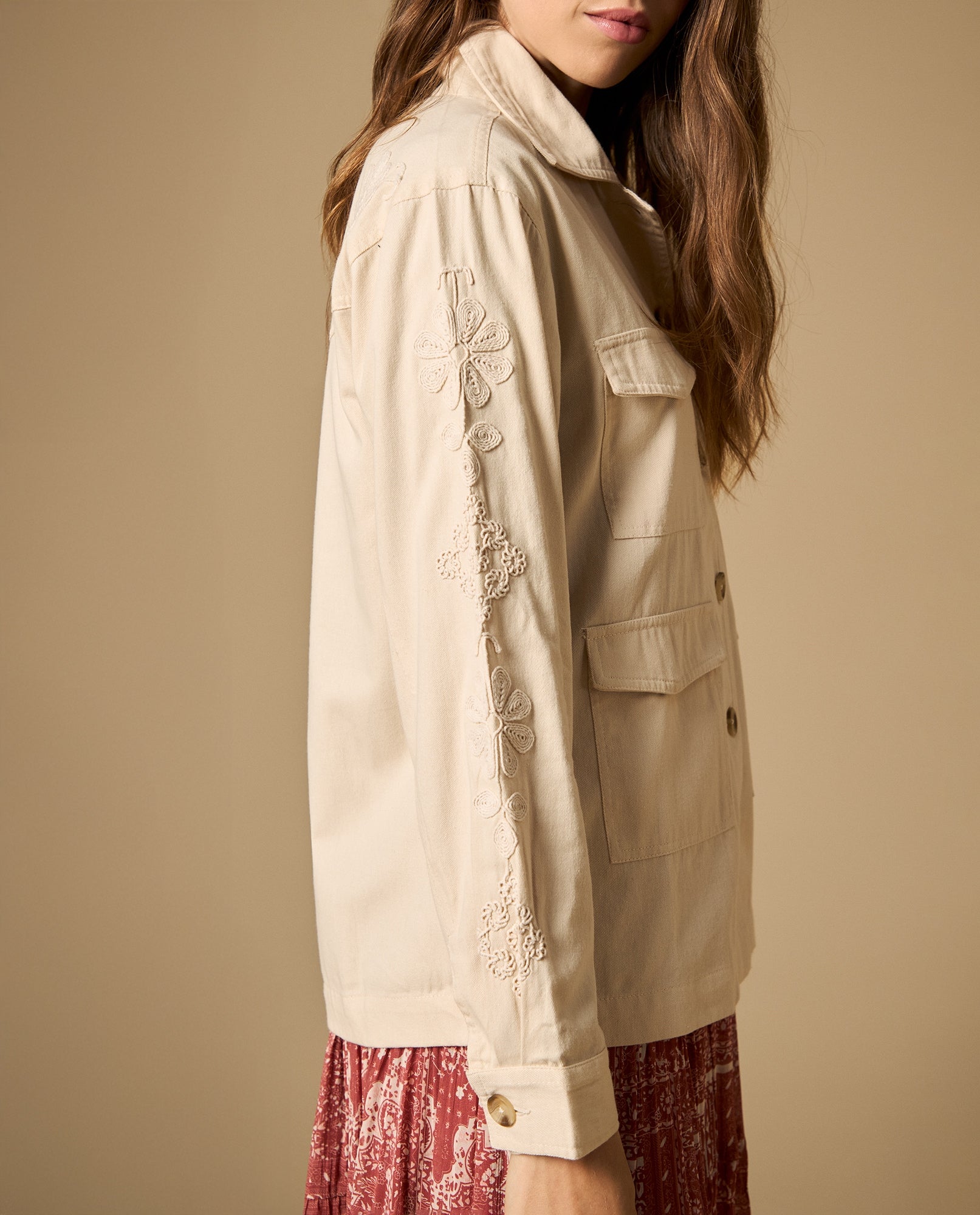 Chaqueta tipo cargo con bordado floral y bolsillos utilitarios - Beige 34_622H242_BEI151214_4