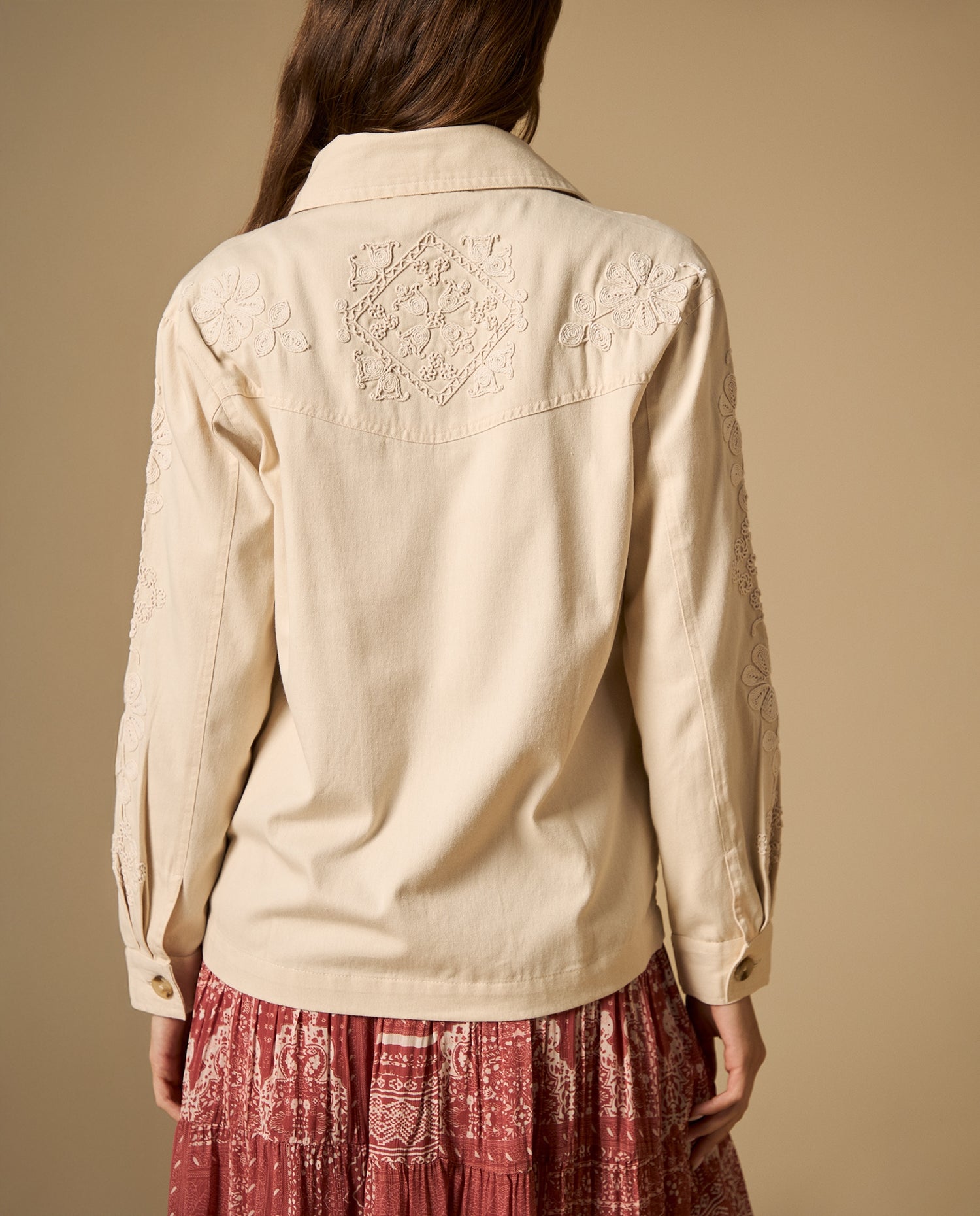 Chaqueta tipo cargo con bordado floral y bolsillos utilitarios - Beige