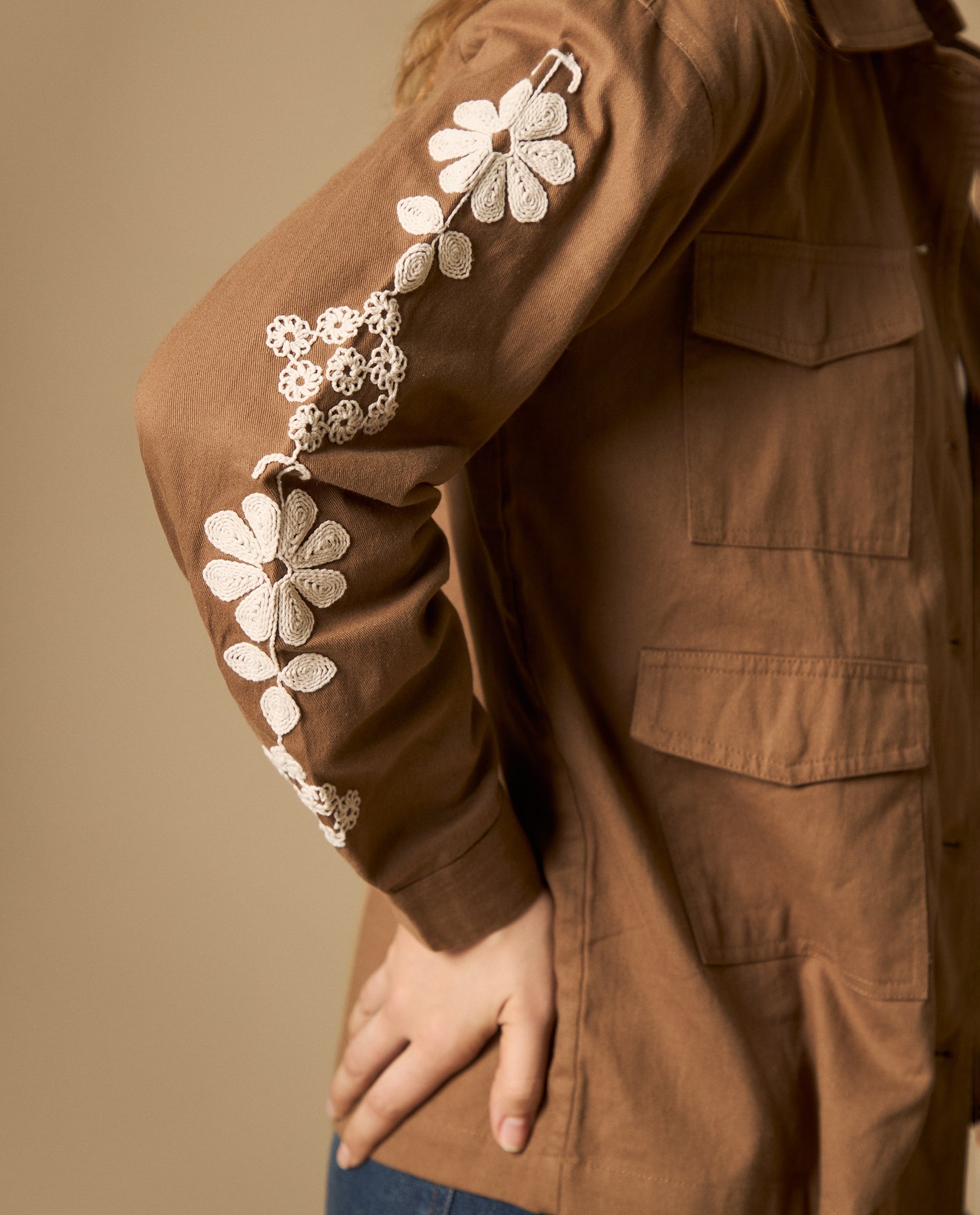 Chaqueta tipo cargo con bordado floral y bolsillos utilitarios - Café 34_622H242_CAF171230_0