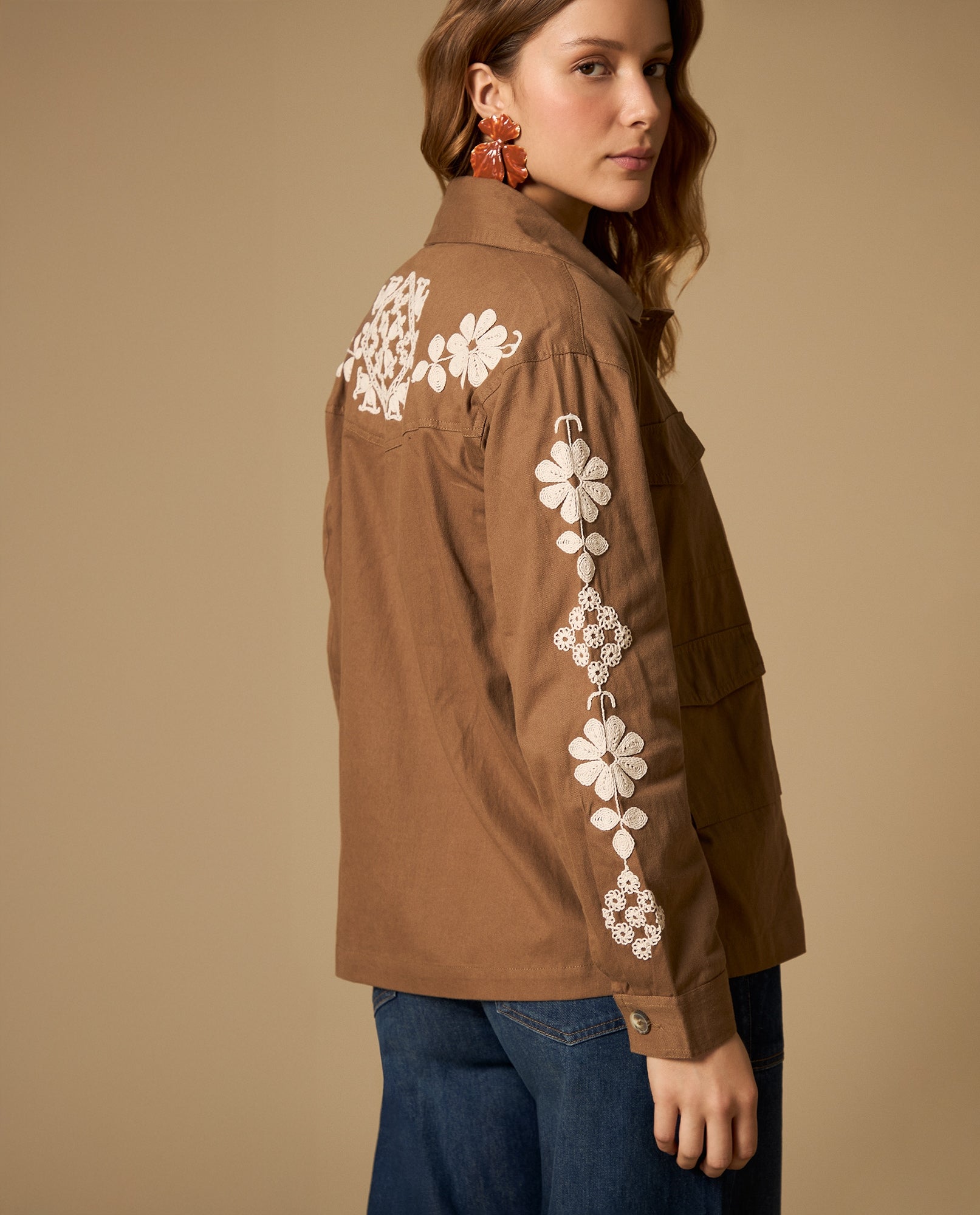 Chaqueta tipo cargo con bordado floral y bolsillos utilitarios - Café 34_622H242_CAF171230_4