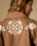 Chaqueta tipo cargo con bordado floral y bolsillos utilitarios - Café