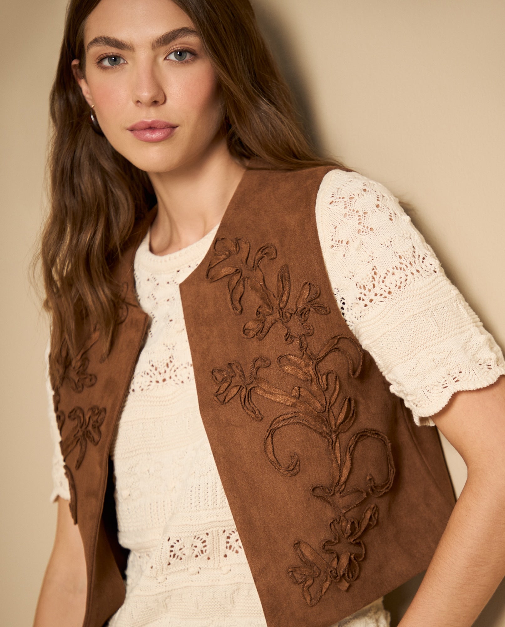 Chaleco corto con diseño en relieve silueta abullonada - Cafe 34_622H247_MOC181019_5