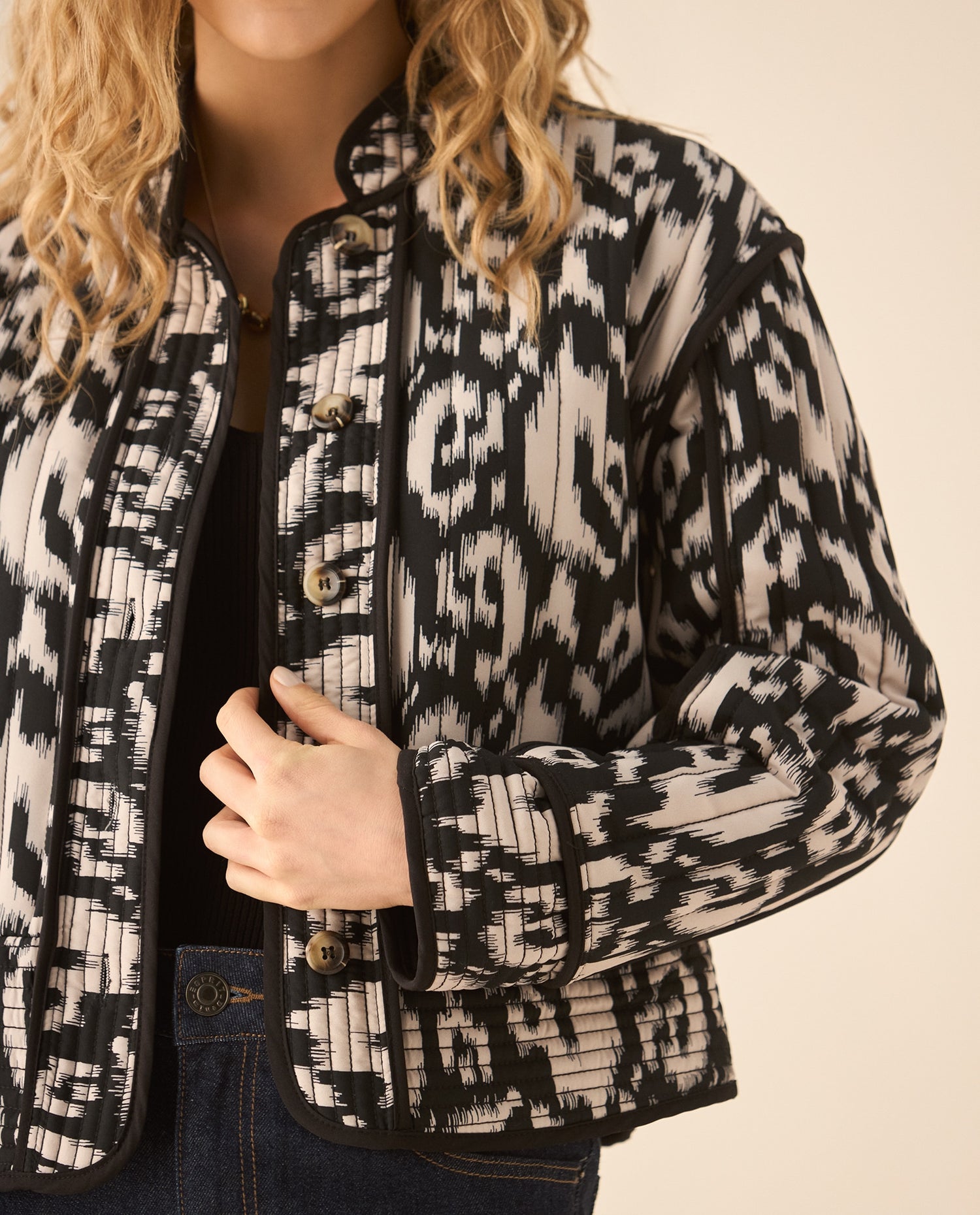 Chaqueta acolchada con perilla de botones para mujer  - Negro