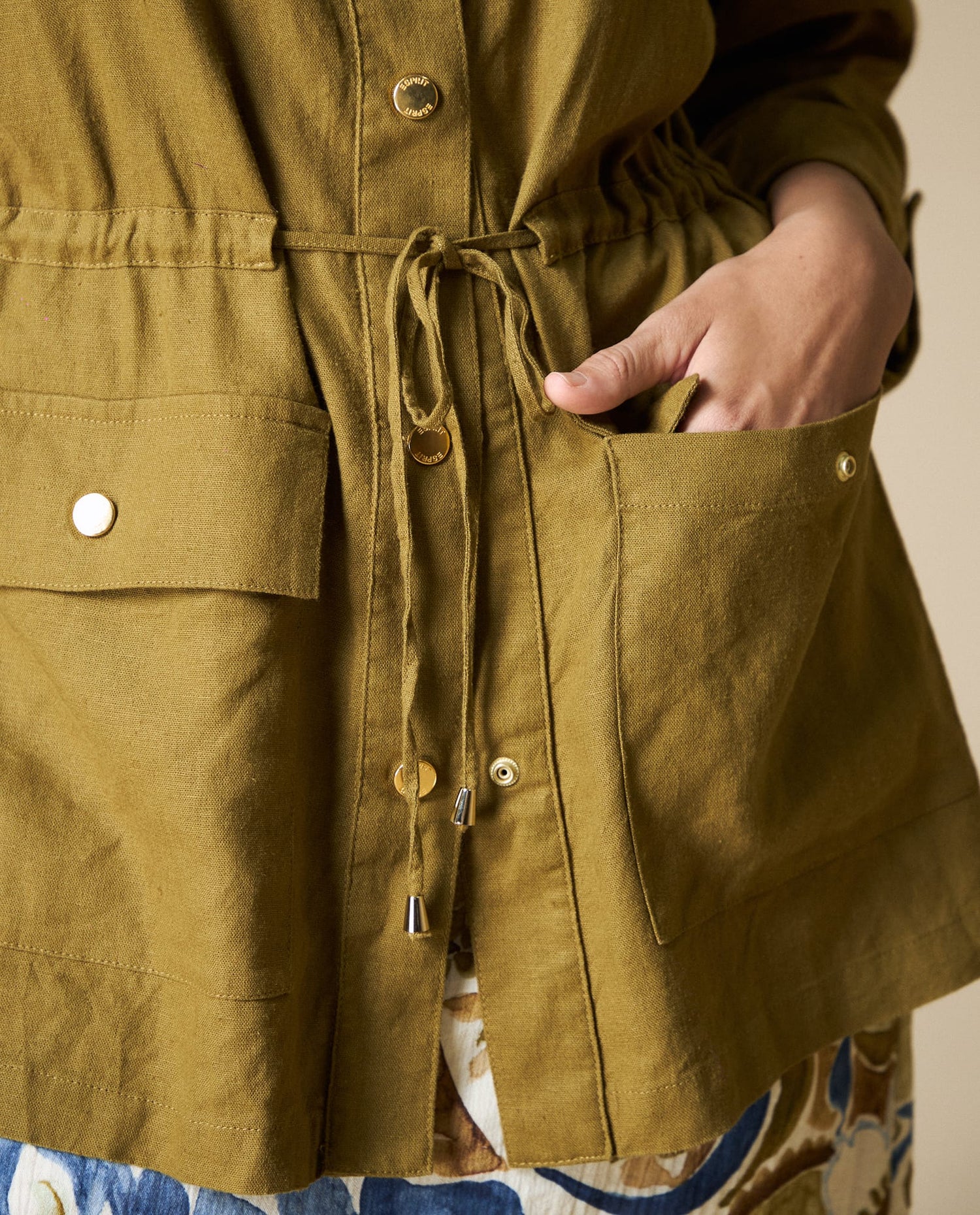 Chaqueta corta con cinturilla - Verde