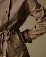 Chaqueta beige con cordón ajustable - Café