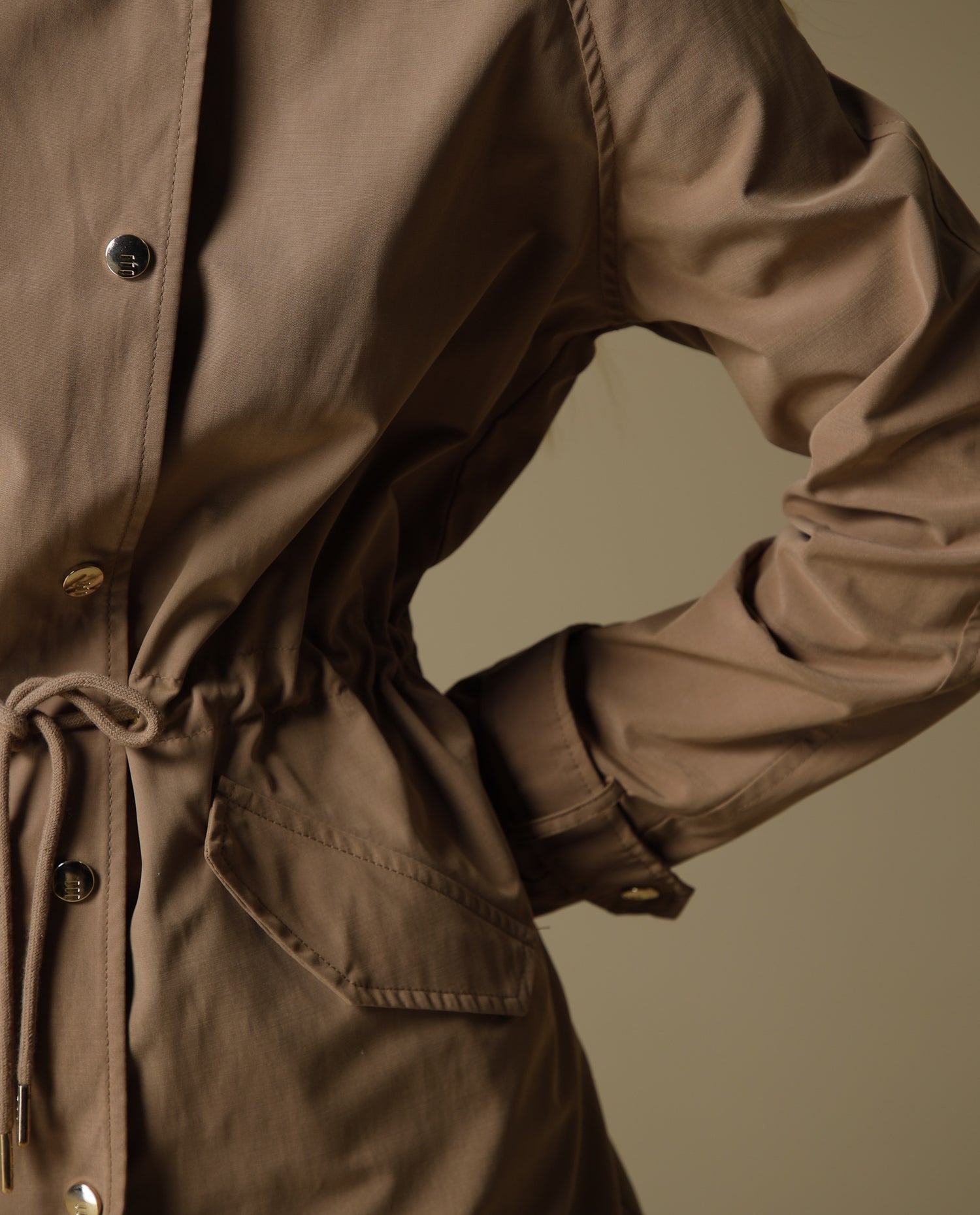Chaqueta beige con cordón ajustable - Café