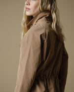 Chaqueta beige con cordón ajustable - Café