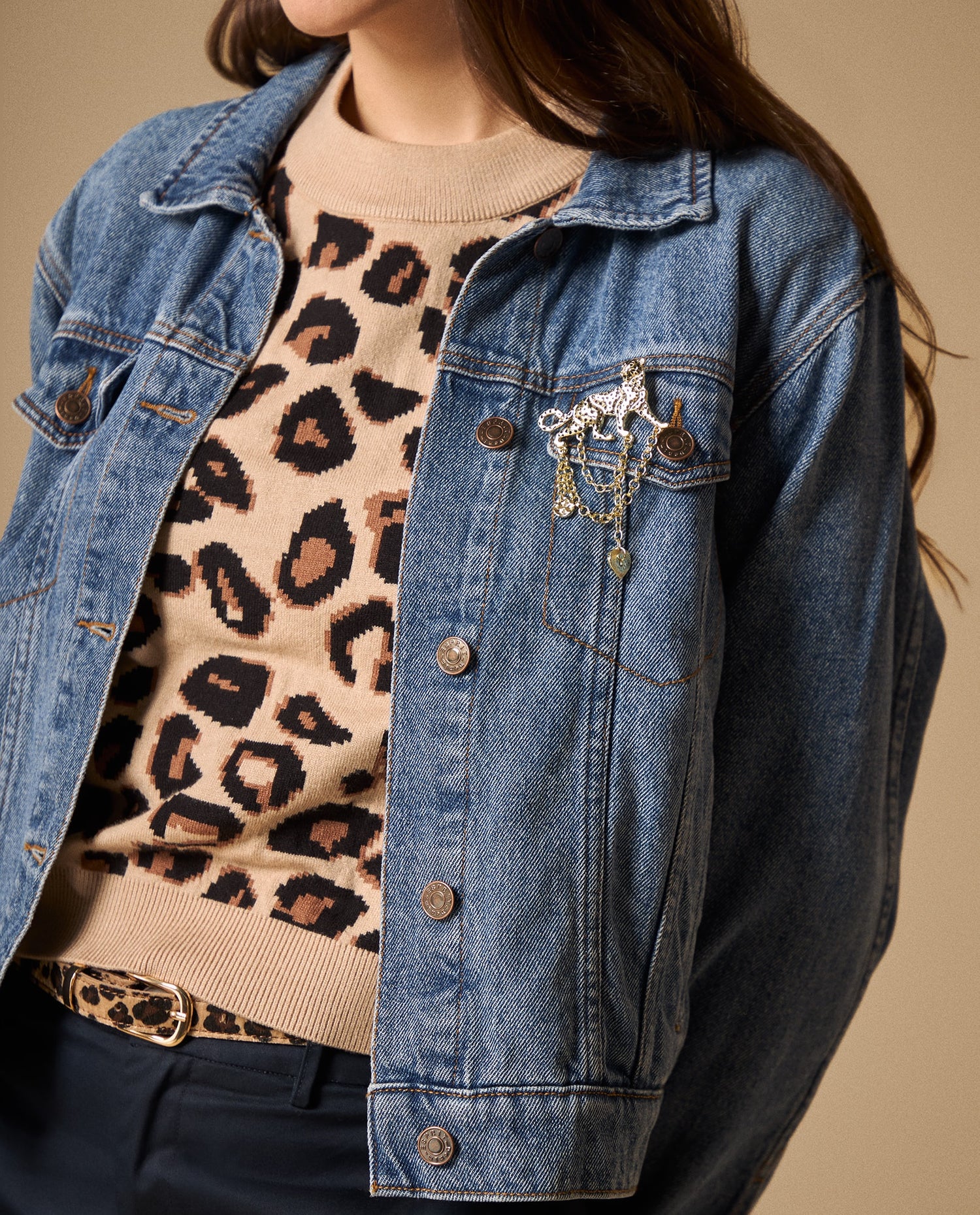 Chaqueta Denim Azul con Broche Dorado - Azul