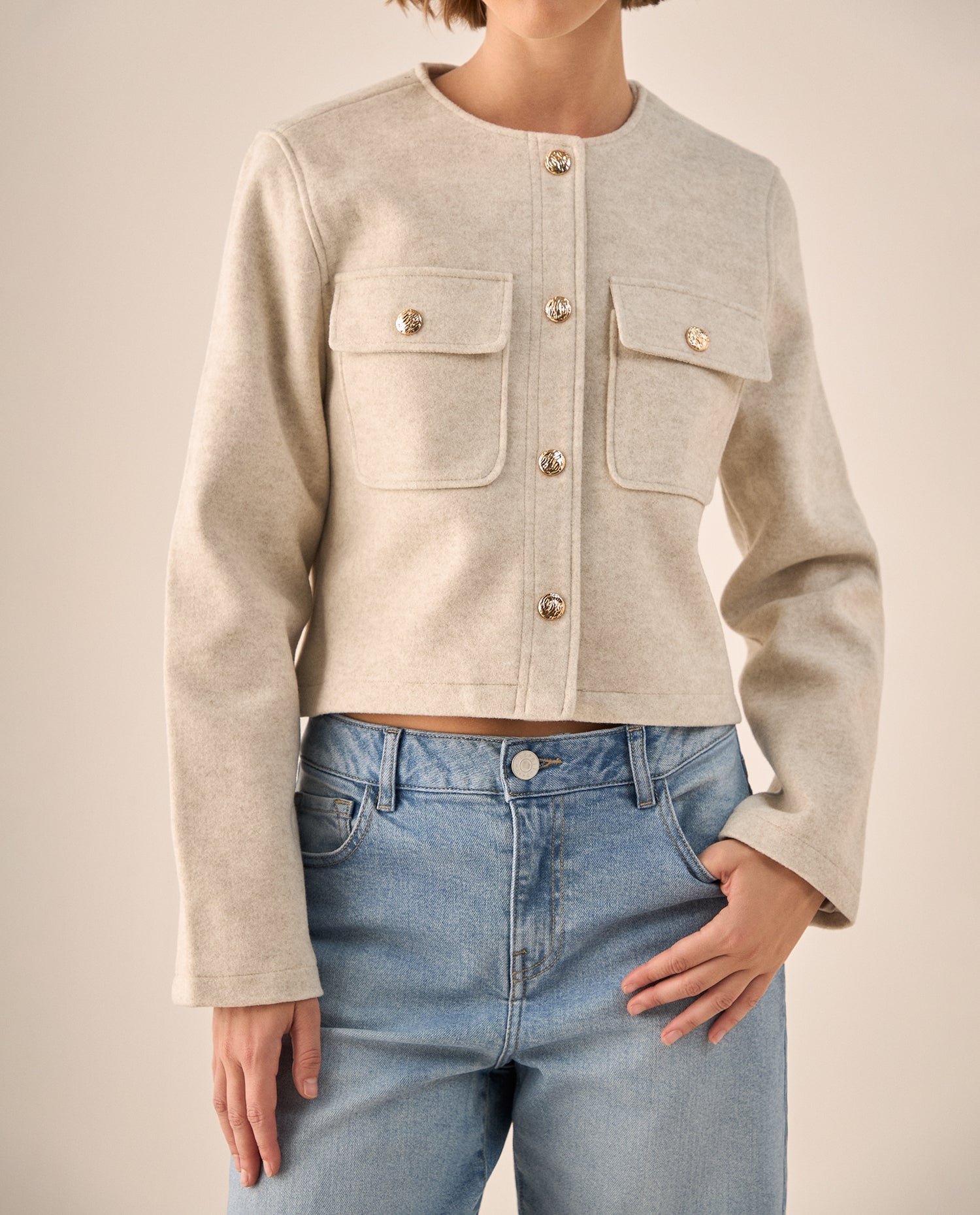 Chaqueta Cropped Beige con Botones Dorados - Beige