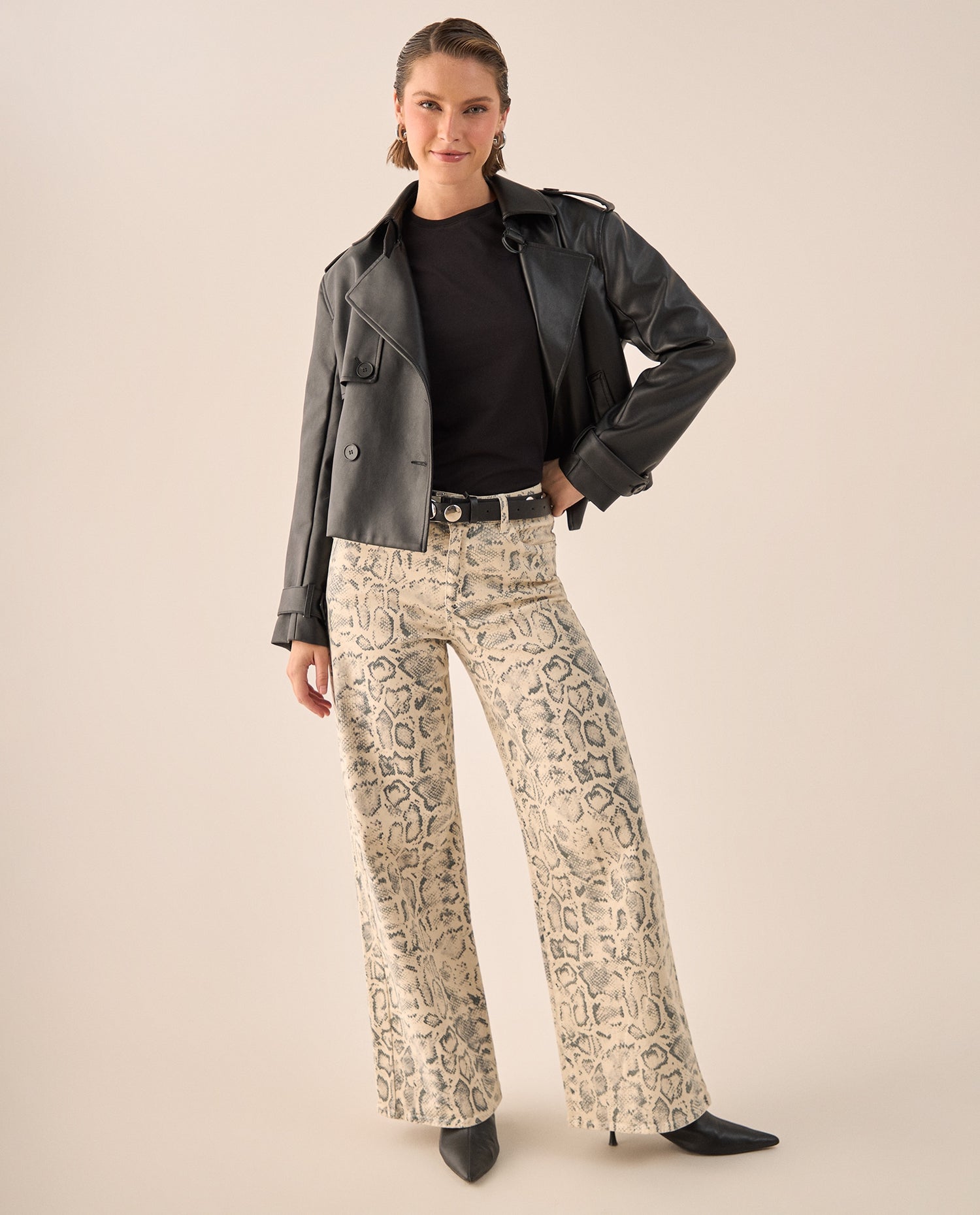 Trench Corto Negro con Cinturón Ajustable - Negro