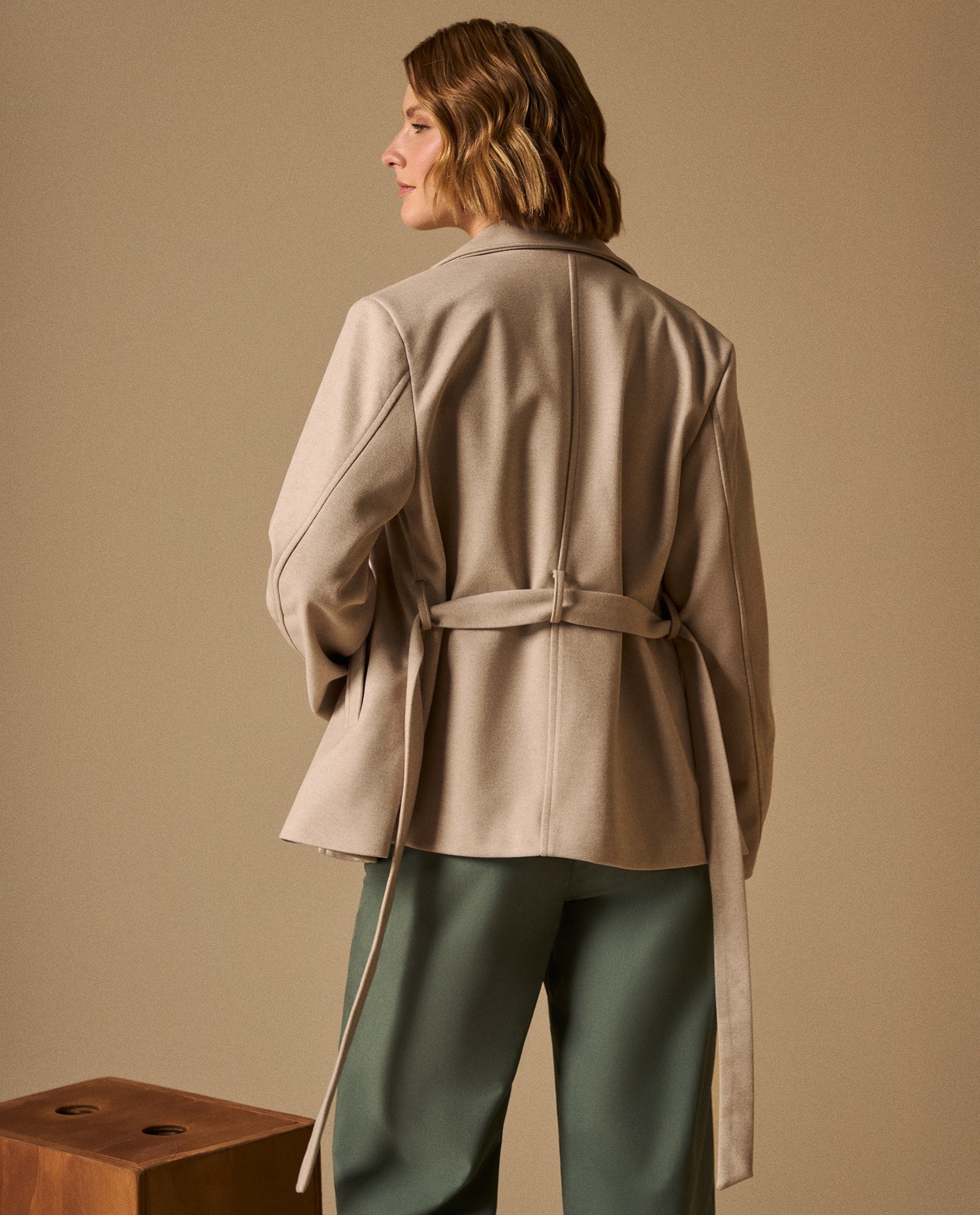 Abrigo Cruzado Beige con Cinturón Ajustable - Beige