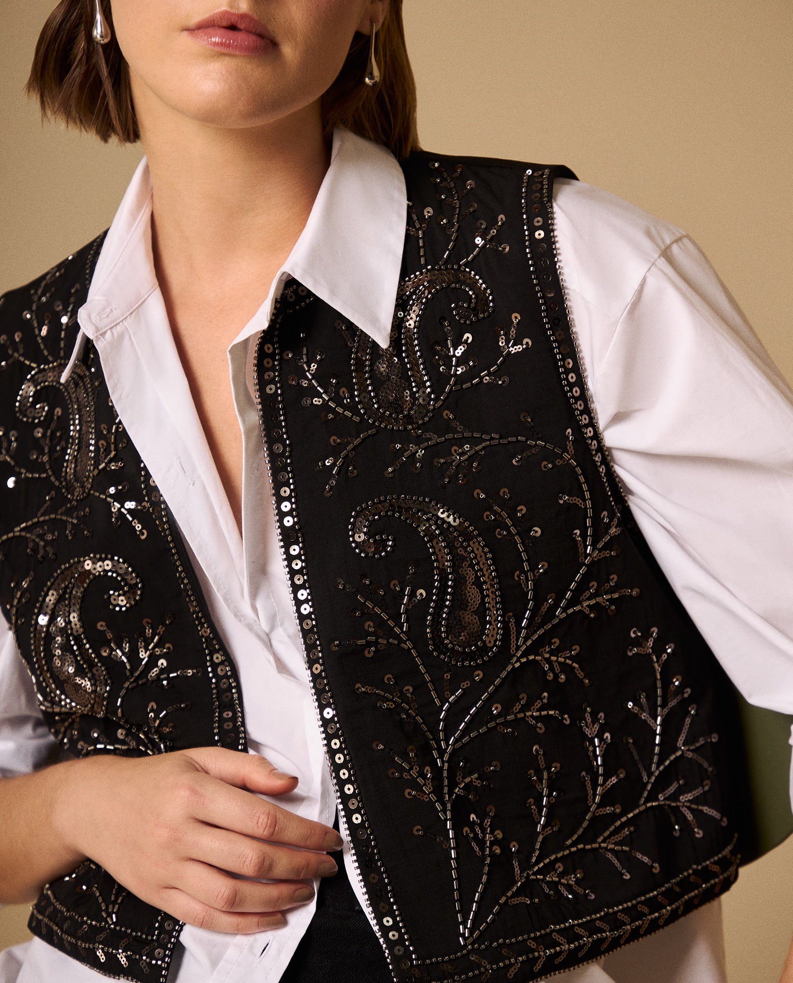 Chaleco Negro con Bordados Paisley Dorados - Negro 34_629G223_NEG193909_0