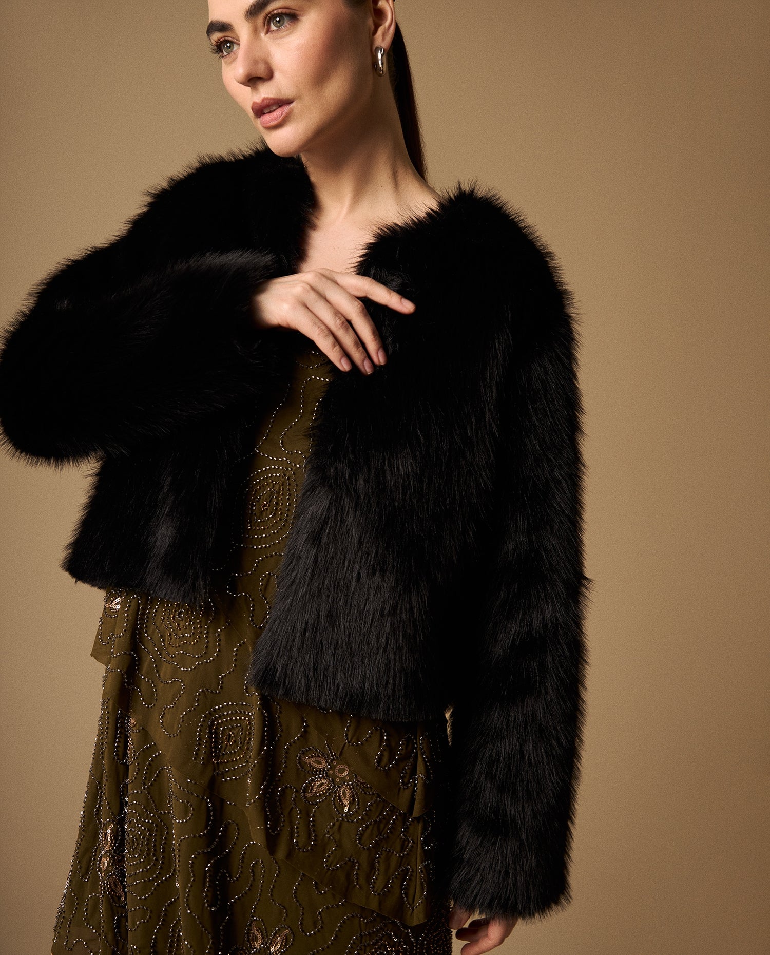 Chaqueta Negra de Pelo Sintético Premium - Negro