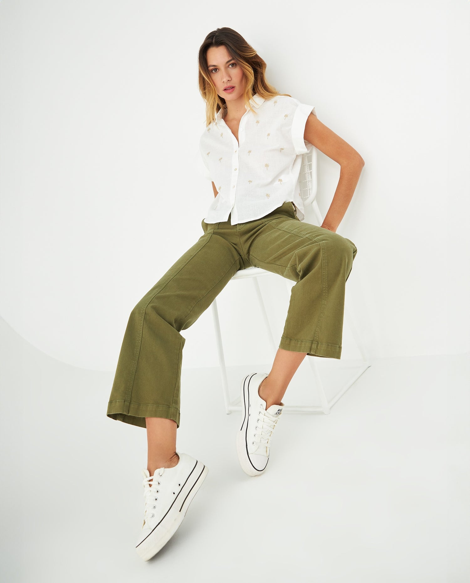 Pantalón con cortes decorativos para mujer - Verde