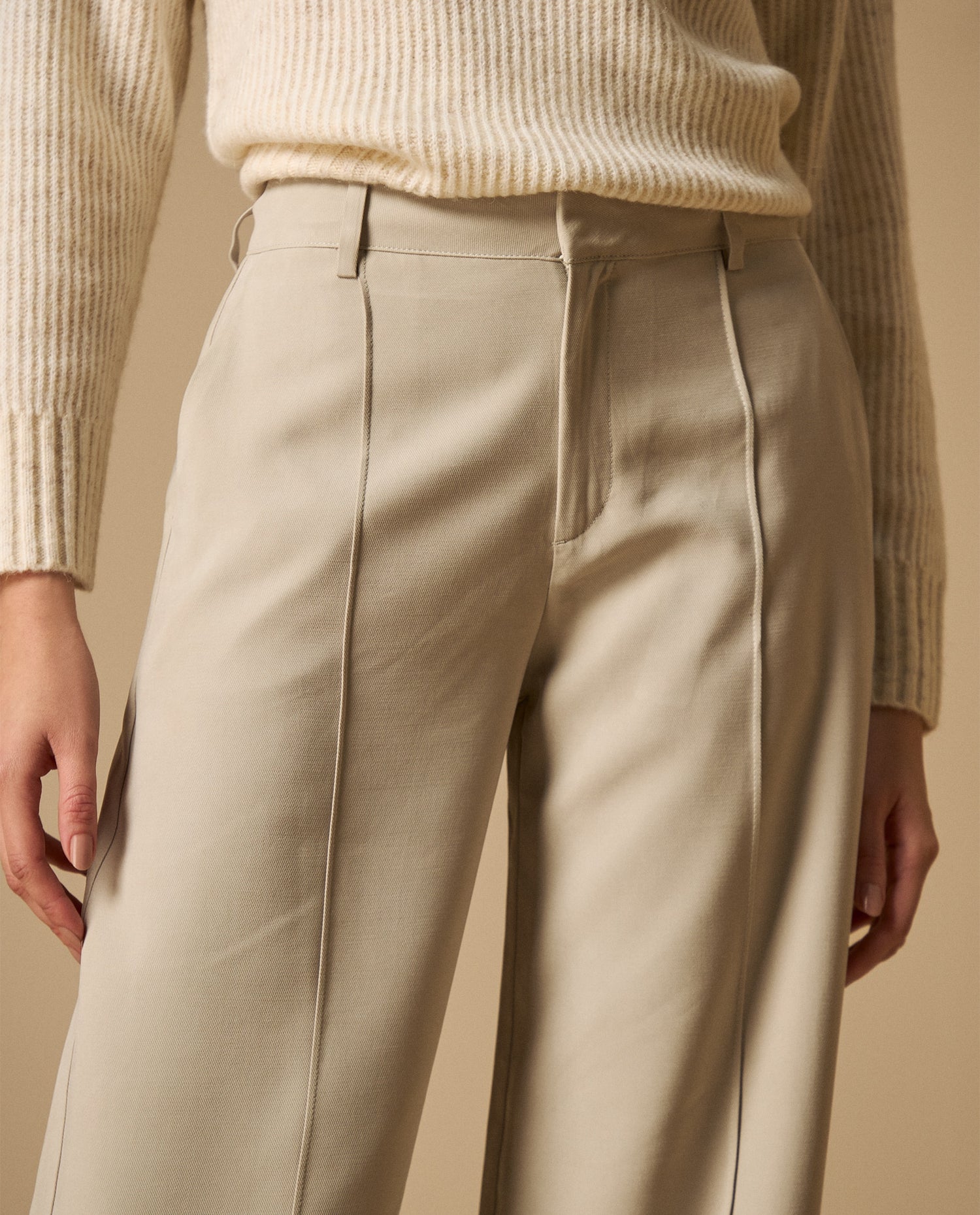 Pantalón fluido con pinzas fit relajado - Gris