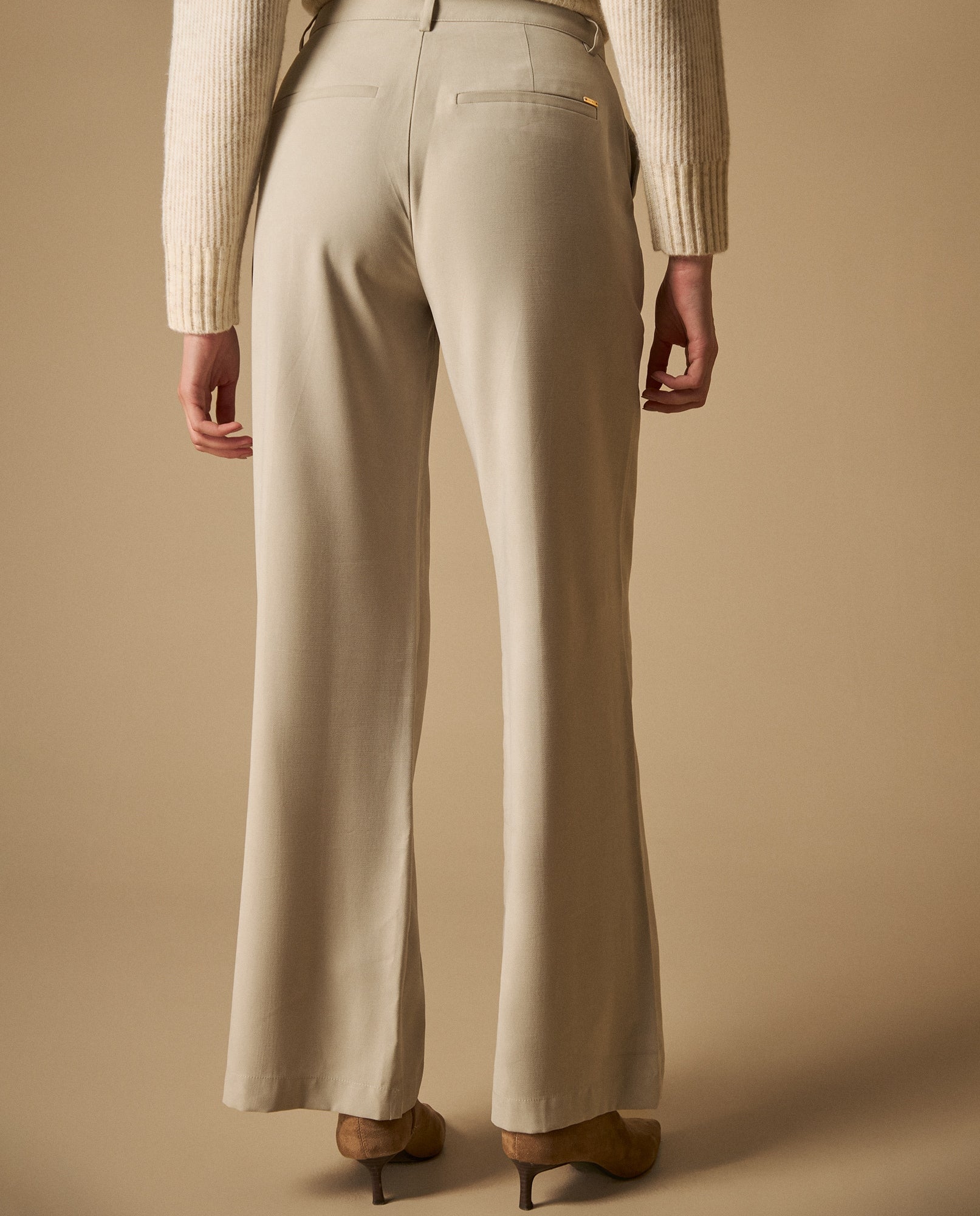 Pantalón fluido con pinzas fit relajado - Gris 34_631H000_GRI146408_5