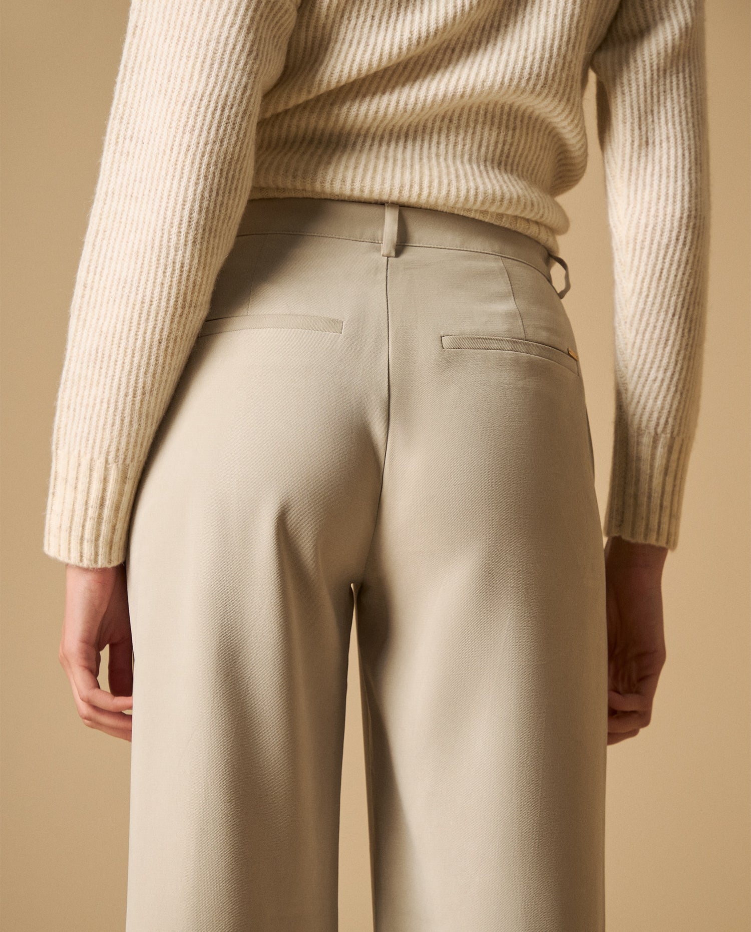 Pantalón fluido con pinzas fit relajado - Gris