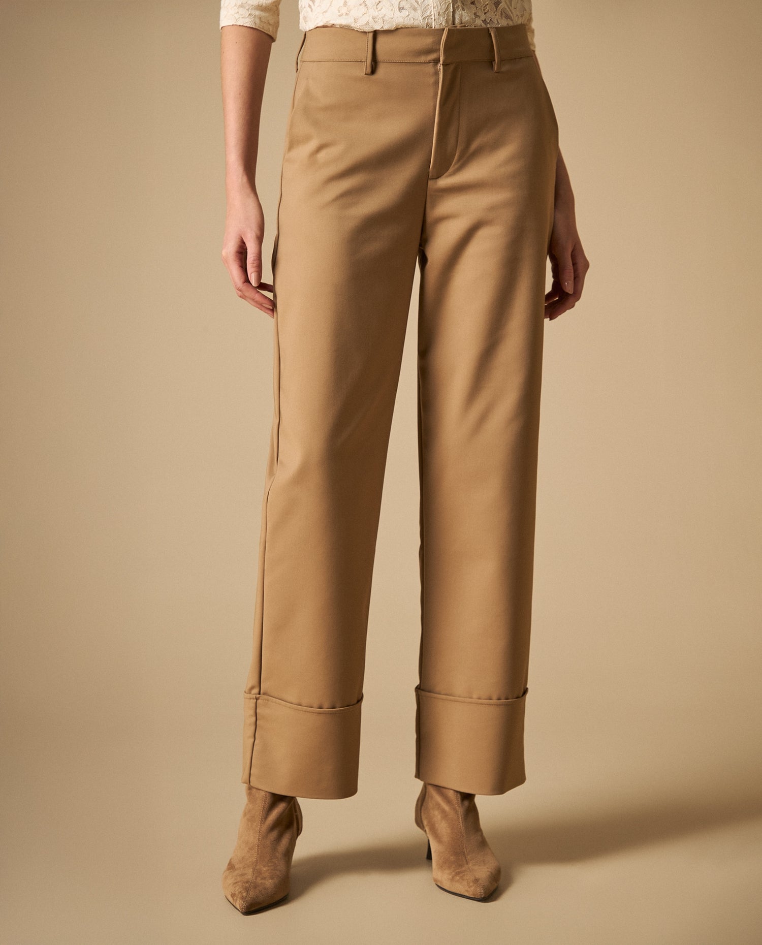 Pantalón recto con ruedo doblado - Beige
