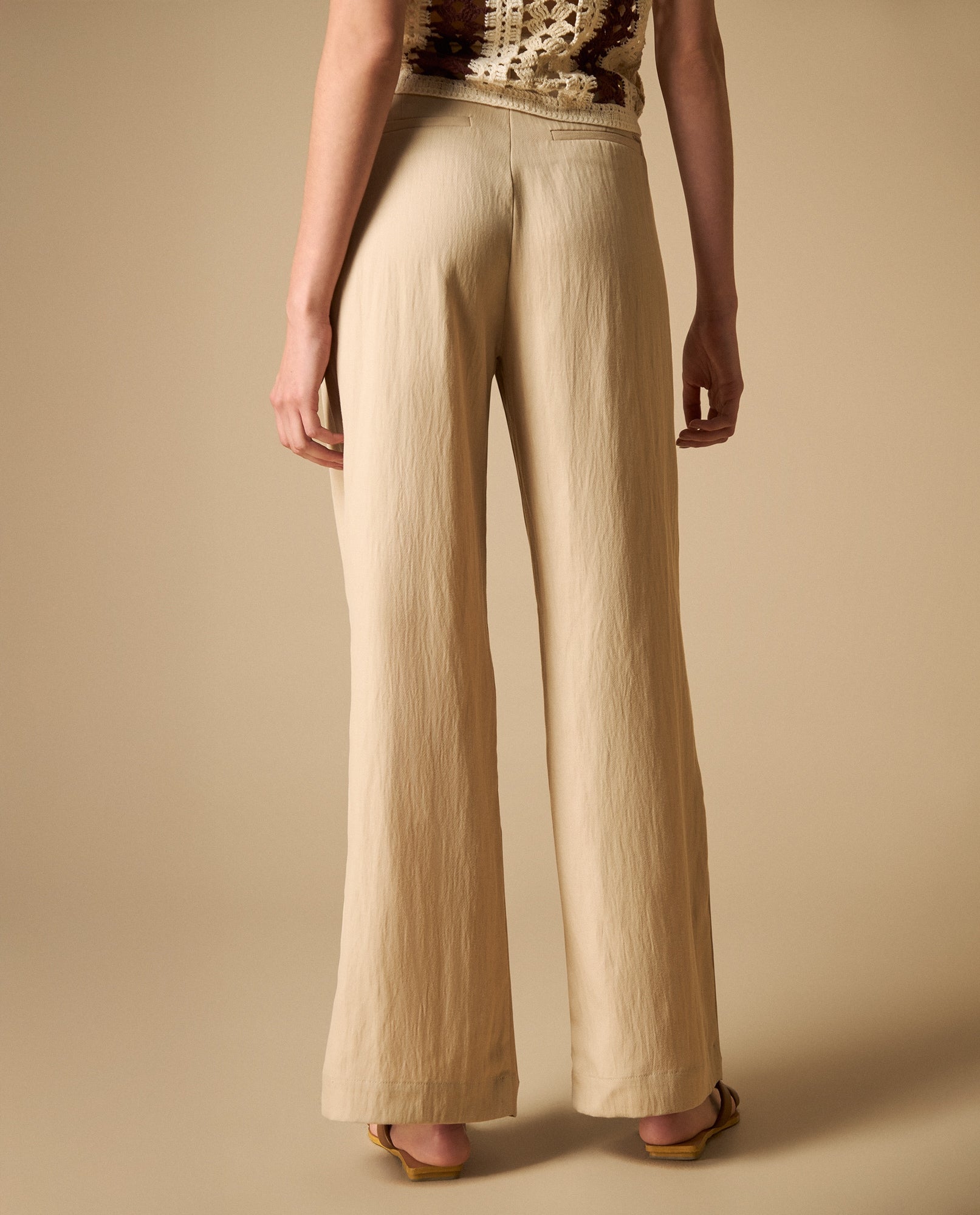 Pantalón largo con cinturón de silueta relajada - Beige 34_631H011_BEI151307_5