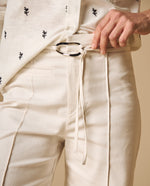 Pantalón recto con pliegues frontales y cinturón - Crudo