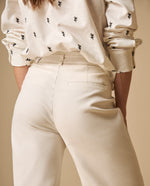 Pantalón recto con pliegues frontales y cinturón - Crudo