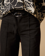 Pantalón recto con pliegues frontales y cinturón - Negro
