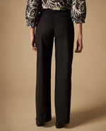 Pantalón recto con pliegues frontales y cinturón - Negro