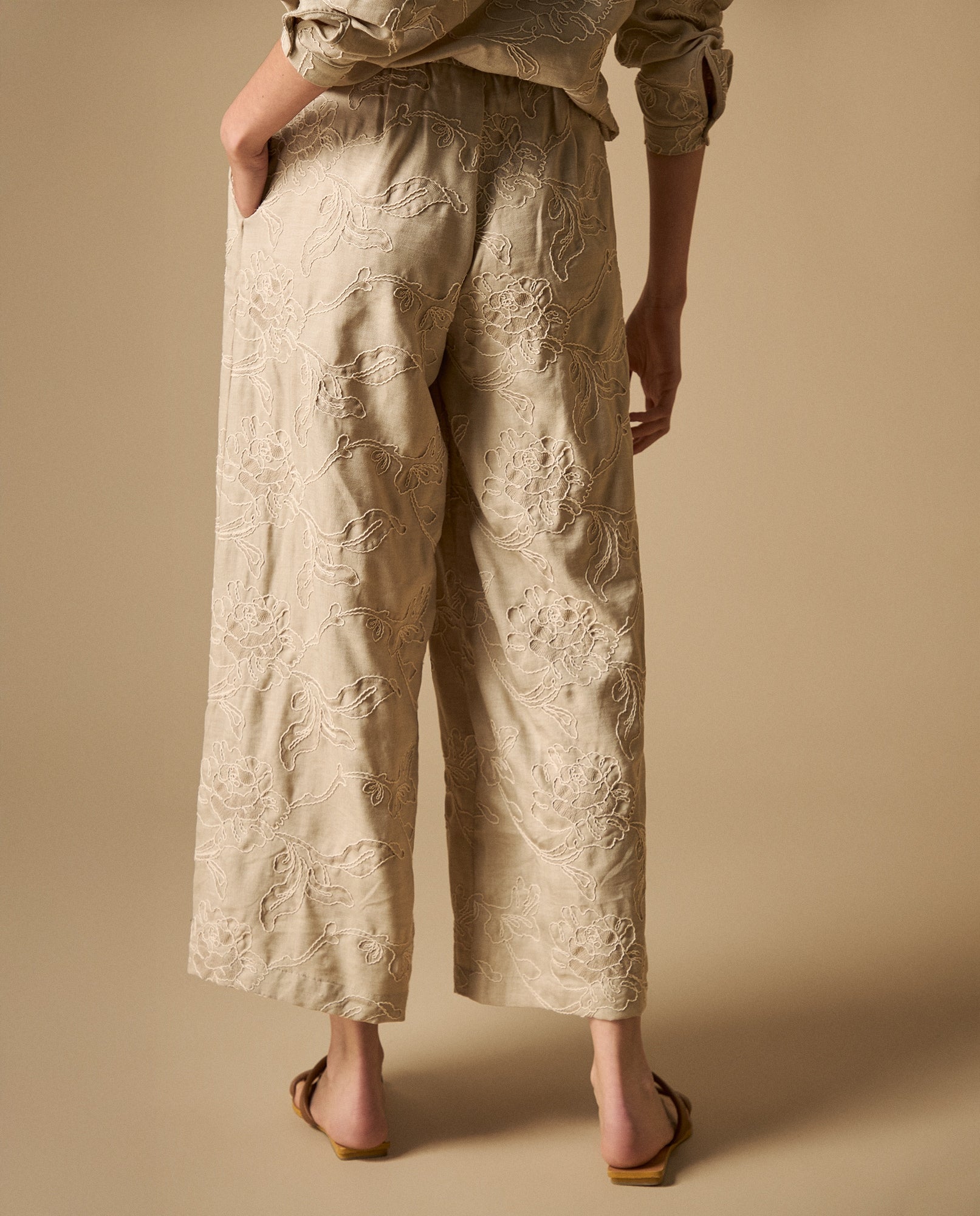 Pantalón chino crop silueta relajada - Beige 34_631H022_BEI151306_5