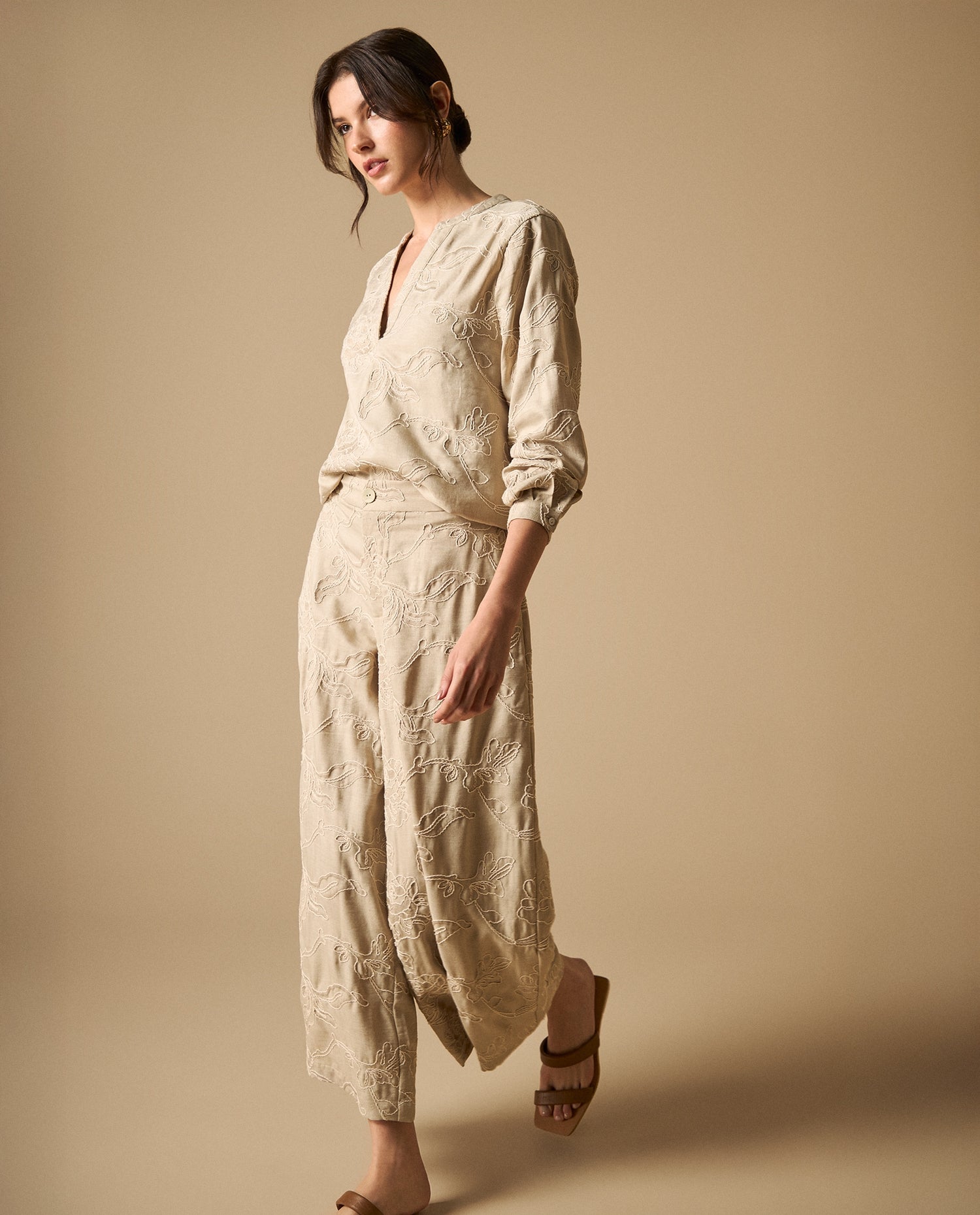 Pantalón chino crop silueta relajada - Beige
