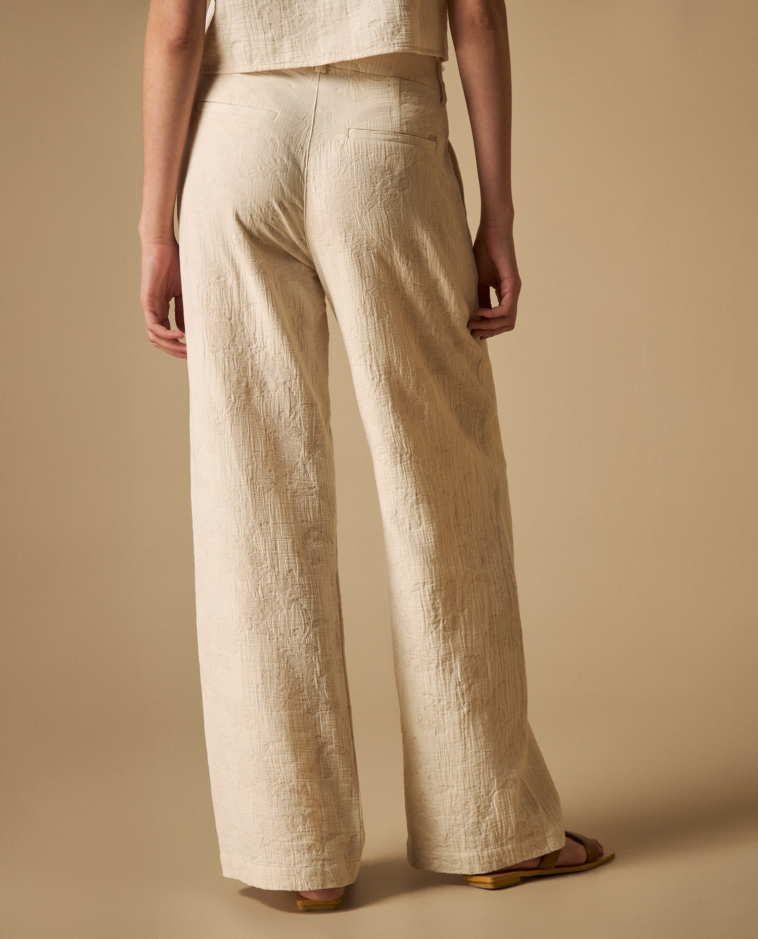 Pantalón tobillero con prenses en tejido fresco - Crudo