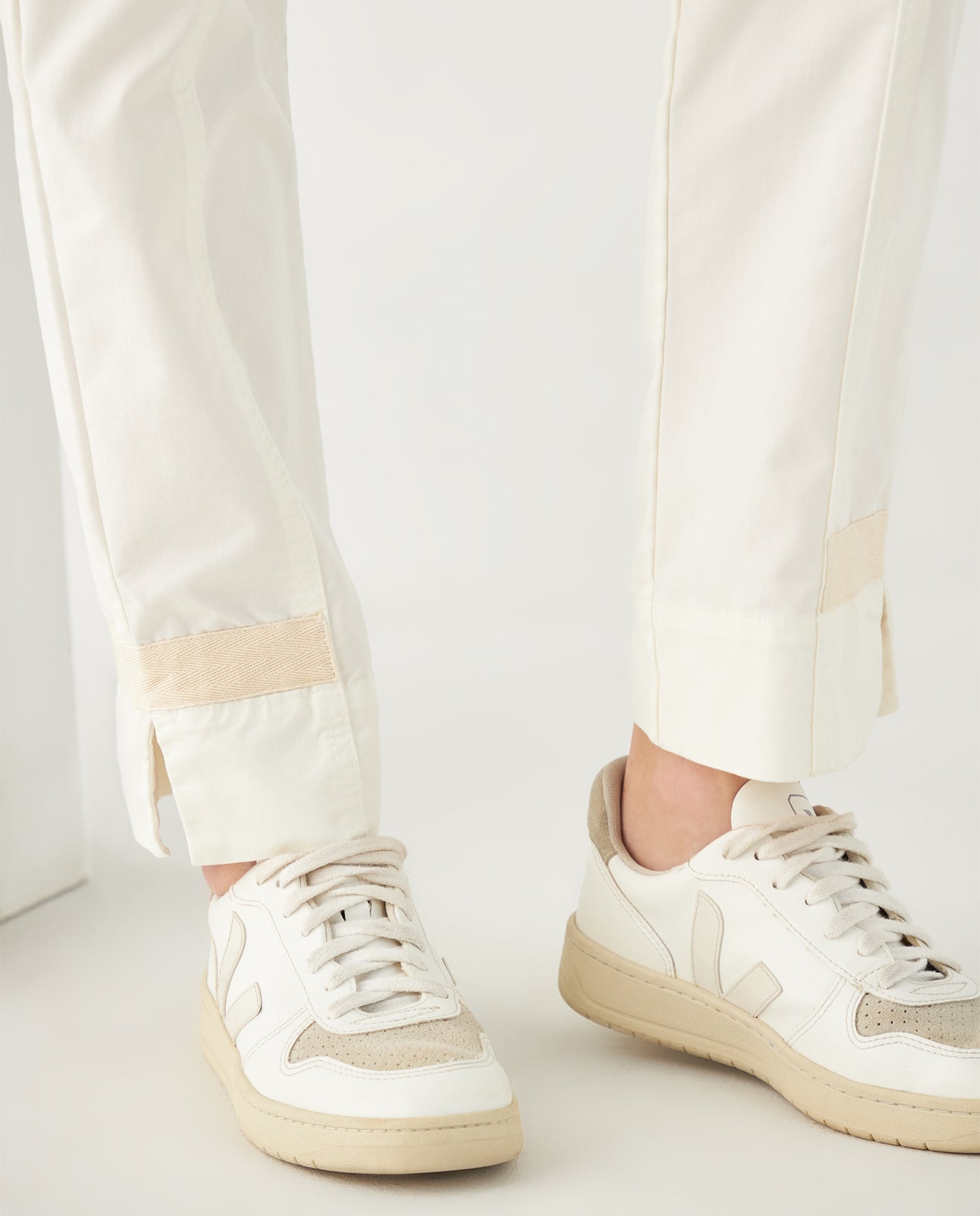 Pantalón con cortes en frente para mujer - Crudo