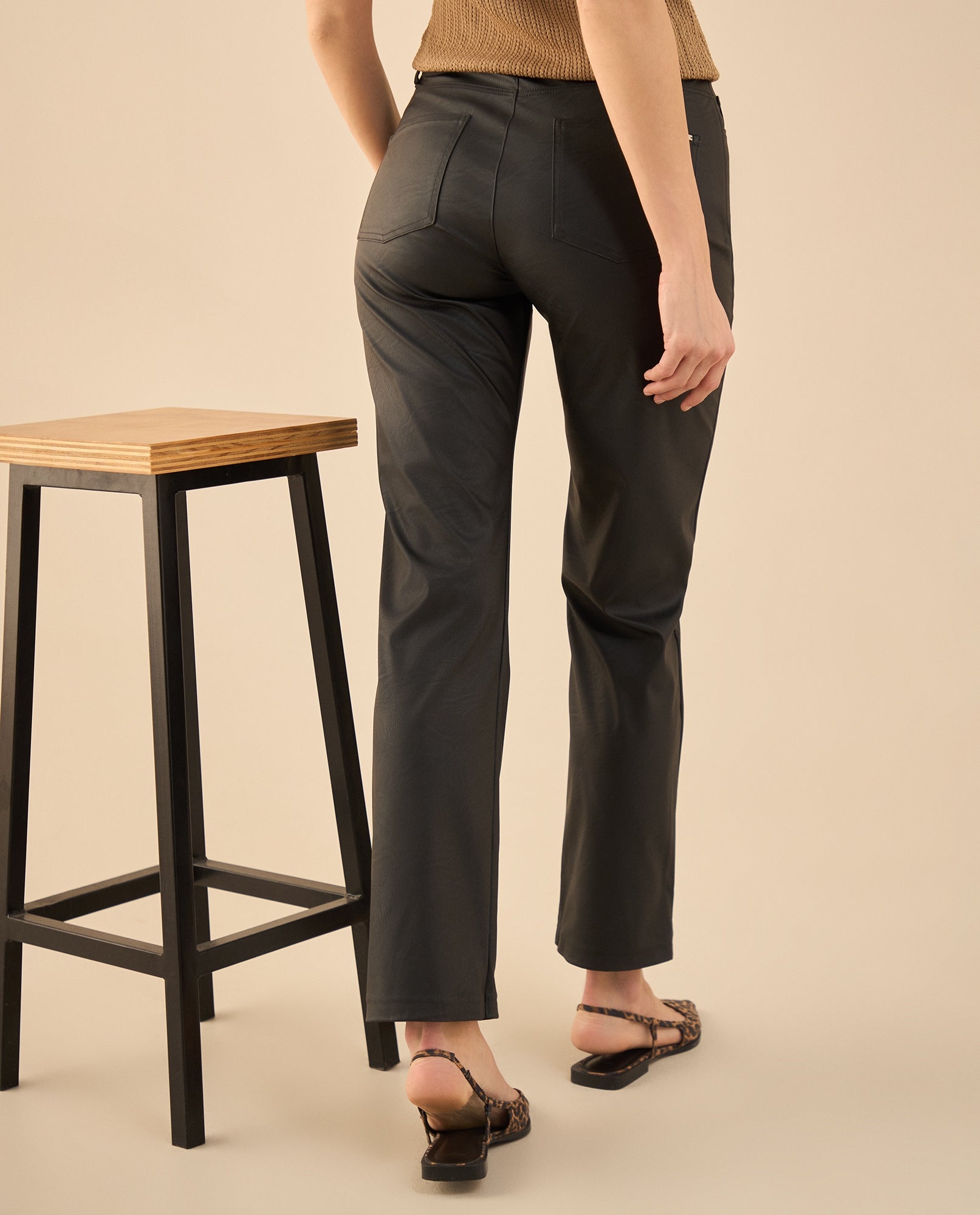 Pantalón tipo cuero para mujer - Negro 34_632G020_NEG190303_4