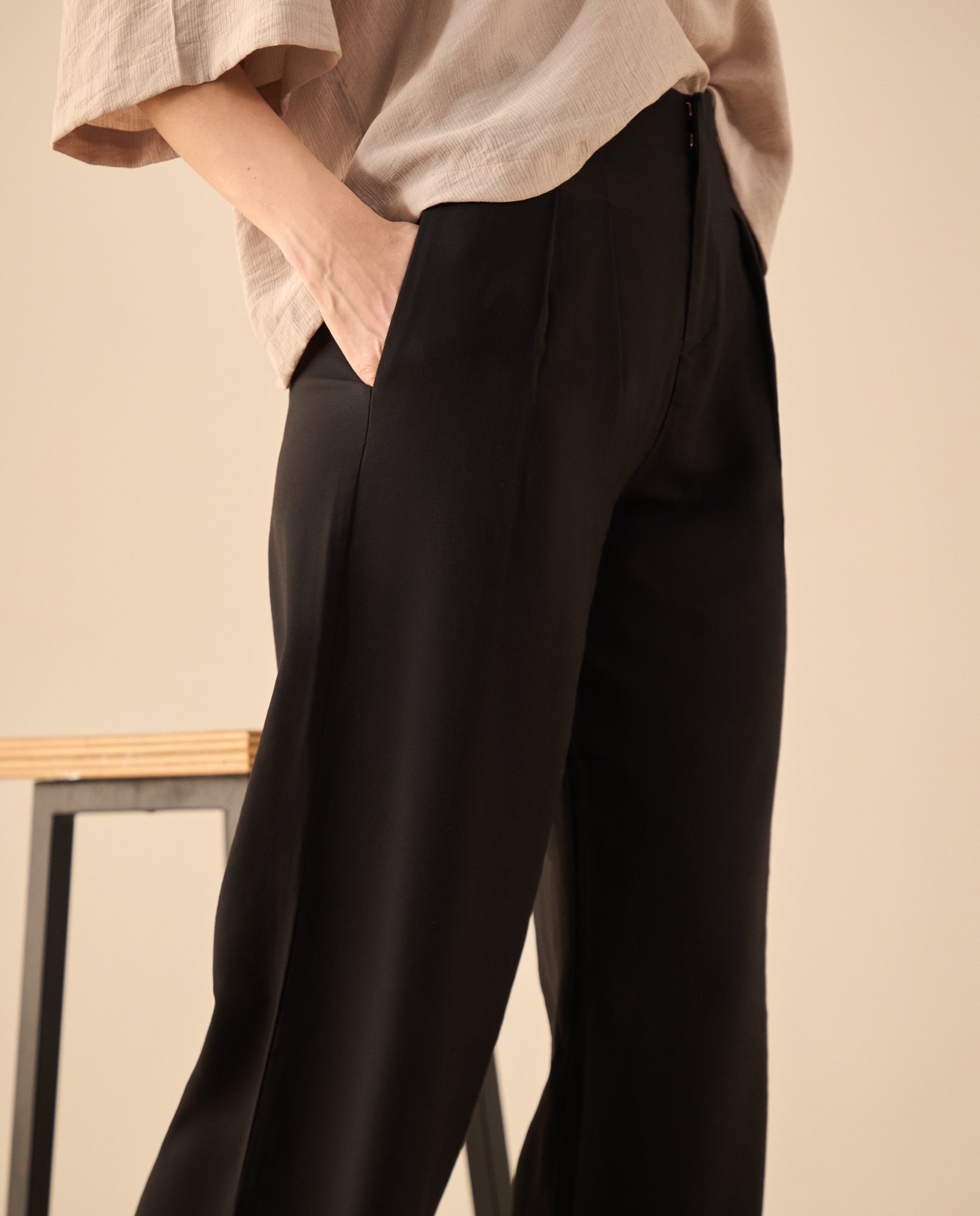 Pantalón de tono ultra oscuro para mujer - Negro 34_632G021_NEG190303_3