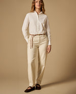 Pantalón chino tobillero con cinturón - Beige