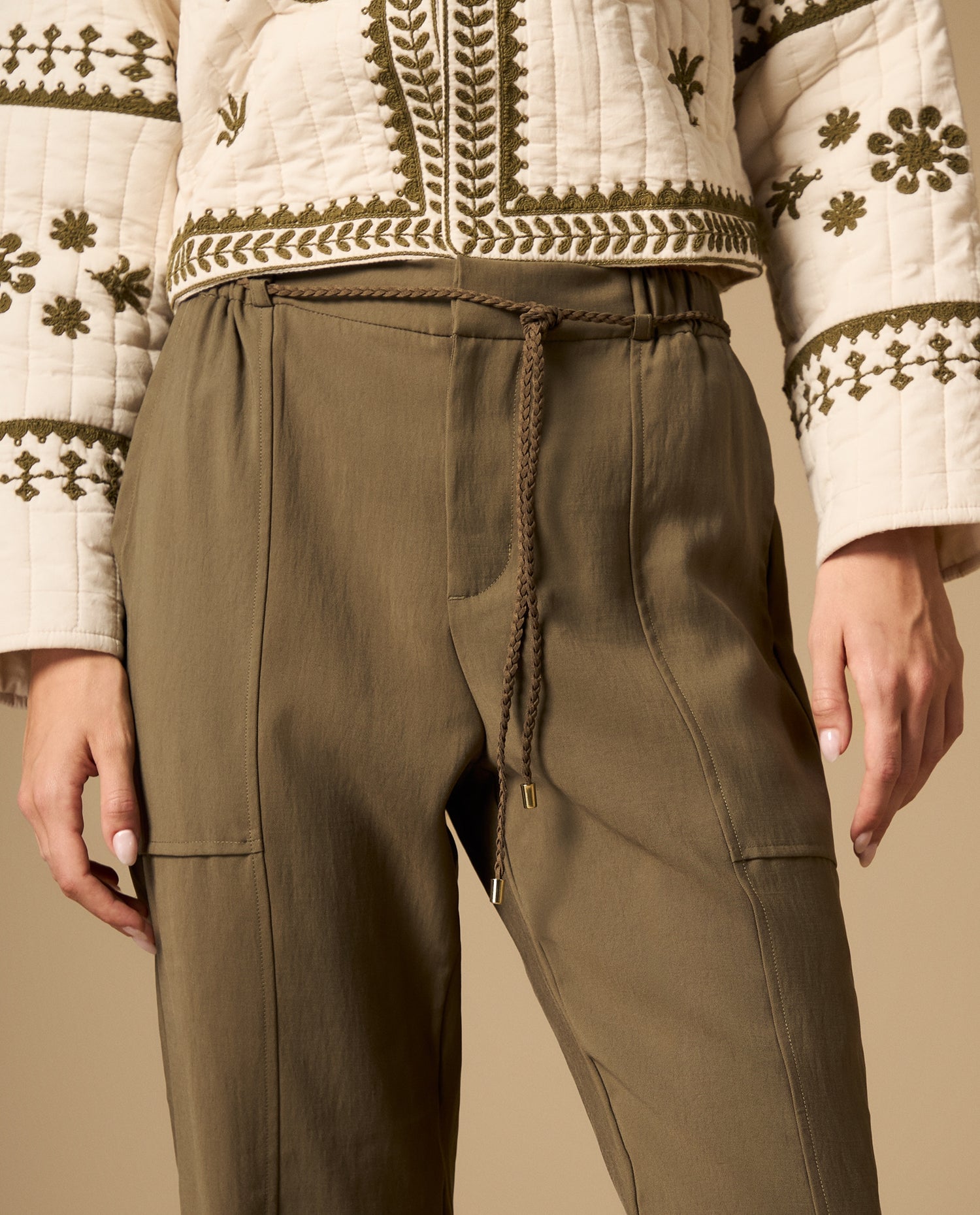 Pantalón jogger tobillero con cordón ajustable - Verde