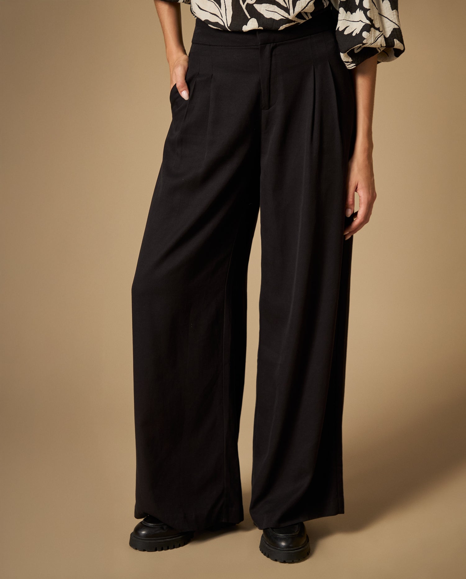Pantalón palazzo tobillero de caída fluida - Negro