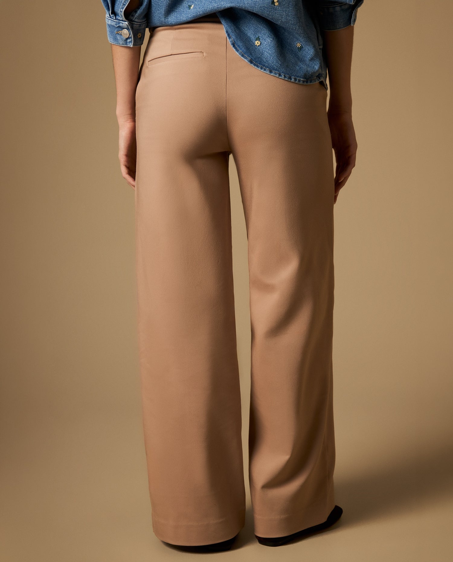 Pantalón recto con pinzas frontales - Café
