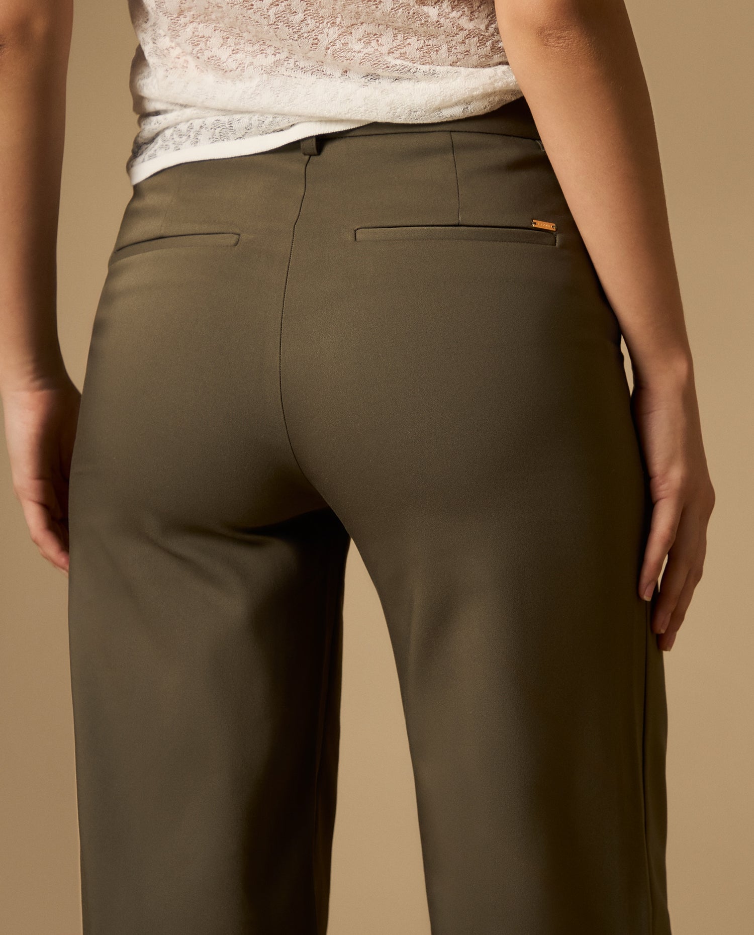 Pantalón recto con pinzas frontales - Verde