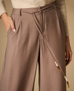 Pantalón con prenses silueta amplia tobillero - Café