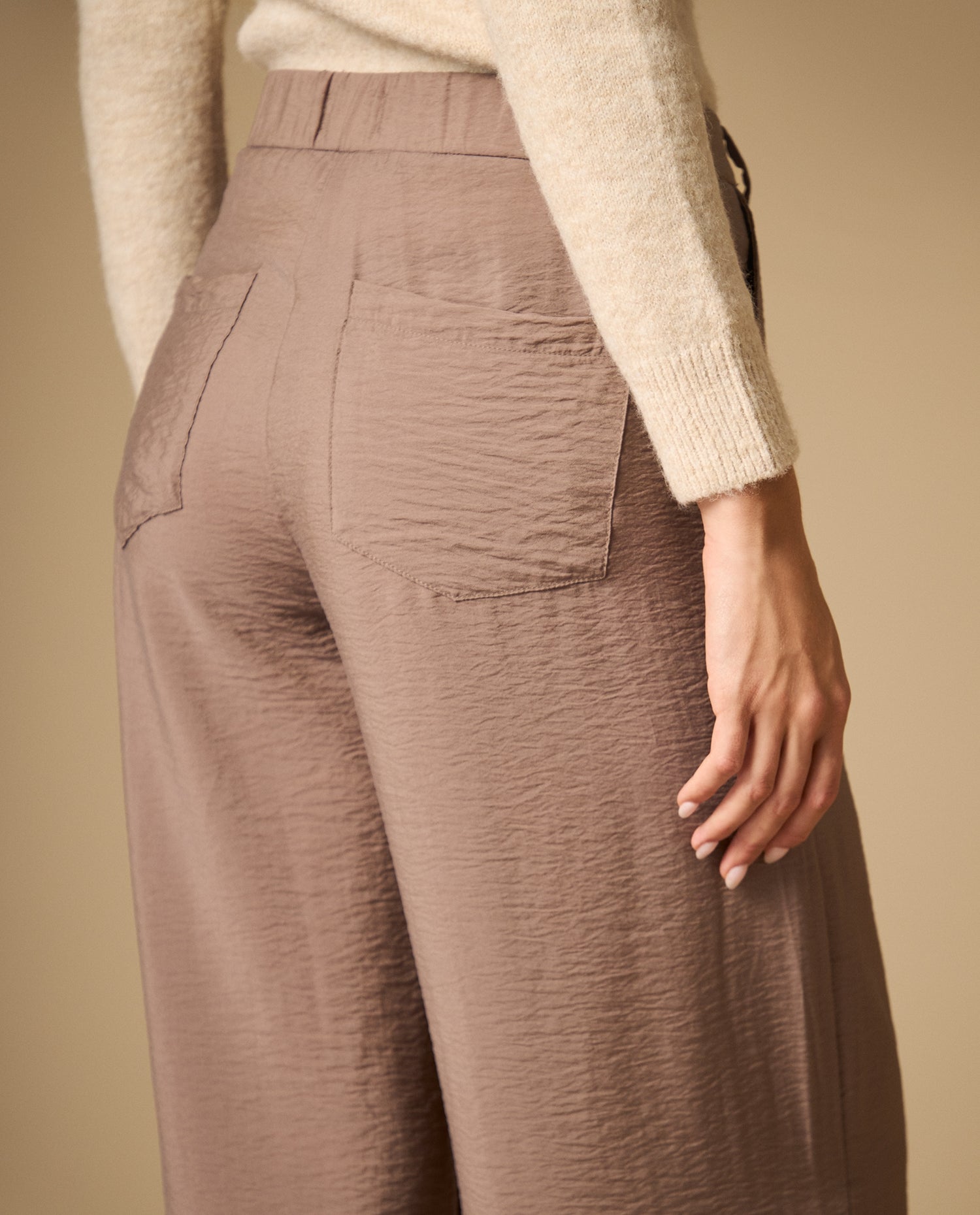 Pantalón con prenses silueta amplia tobillero - Café