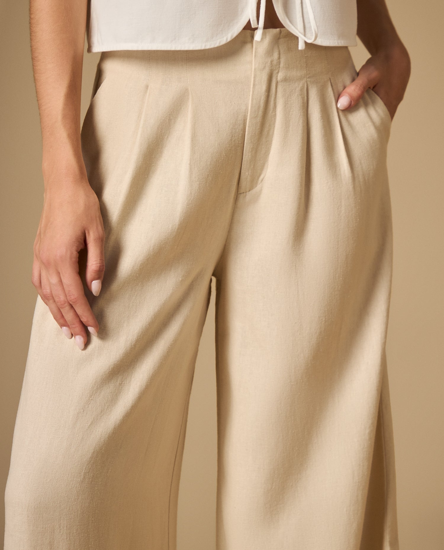Pantalón recto con pinzas frontales - Beige