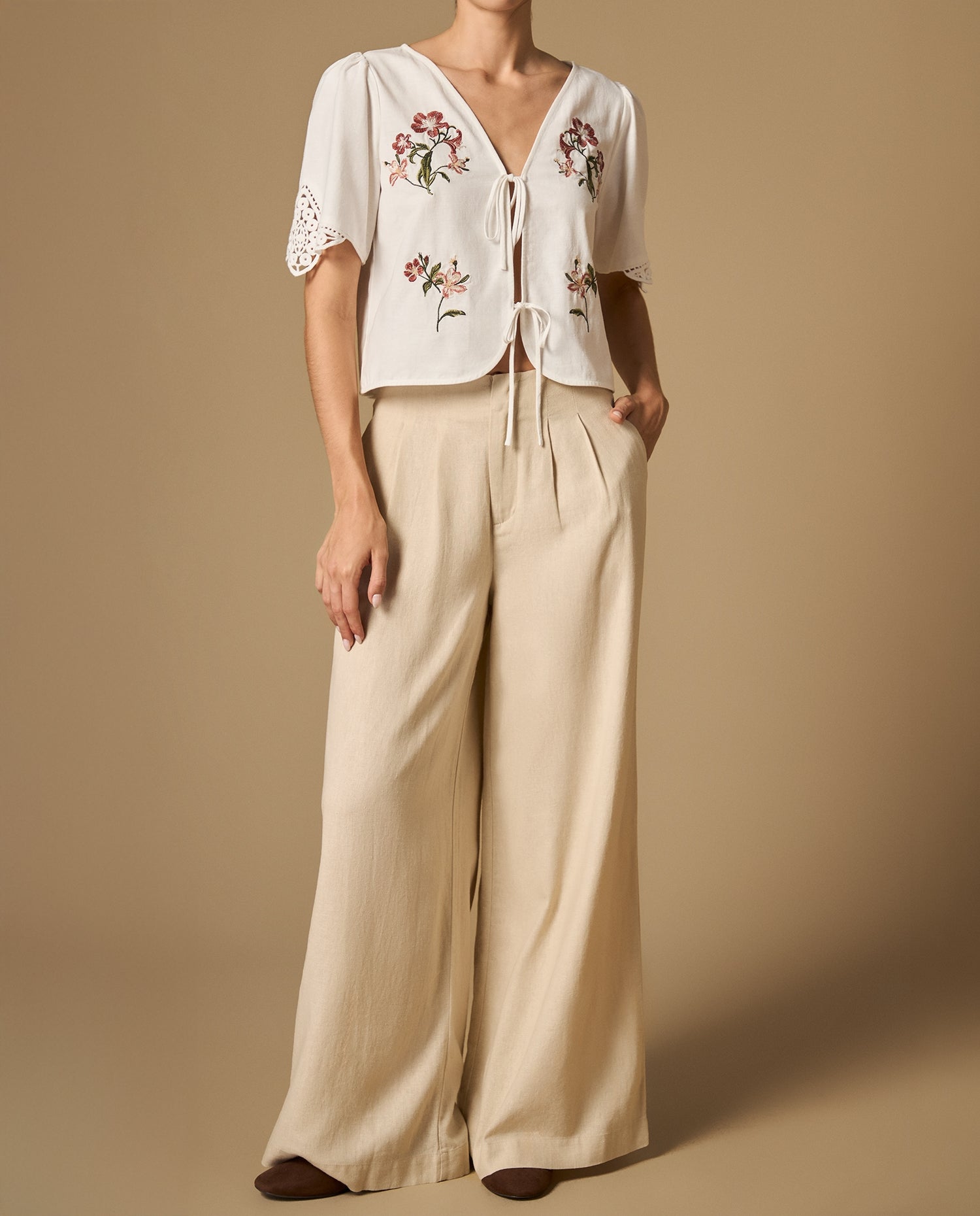 Pantalón recto con pinzas frontales - Beige