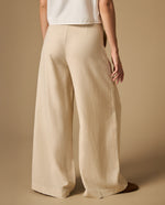 Pantalón recto con pinzas frontales - Beige