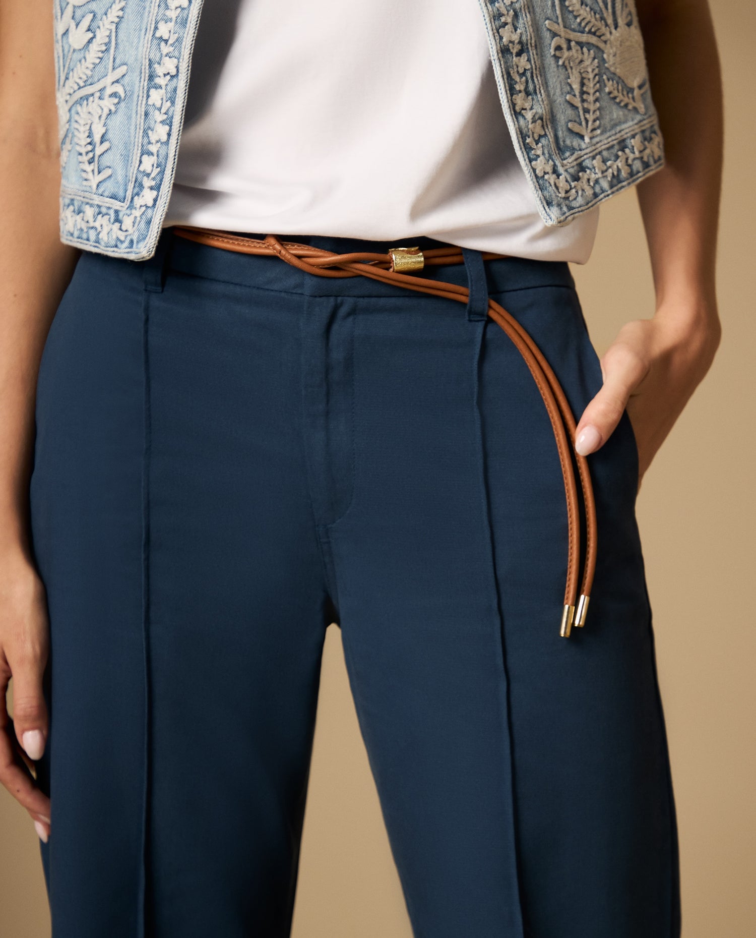 Pantalón chino tobillero con pinzas frontales - Azul
