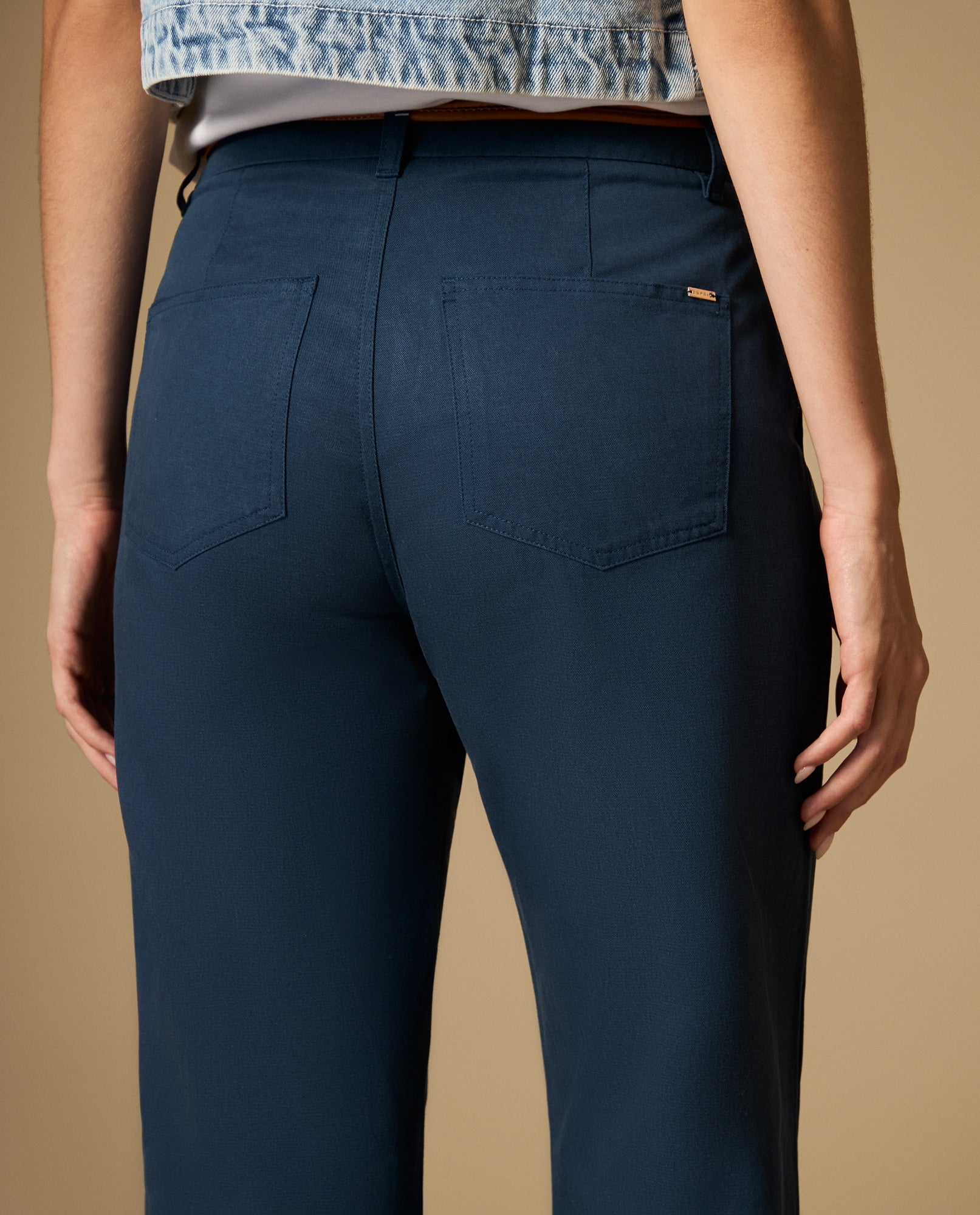 Pantalón chino tobillero con pinzas frontales - Azul 34_632H050_AZU194129_6