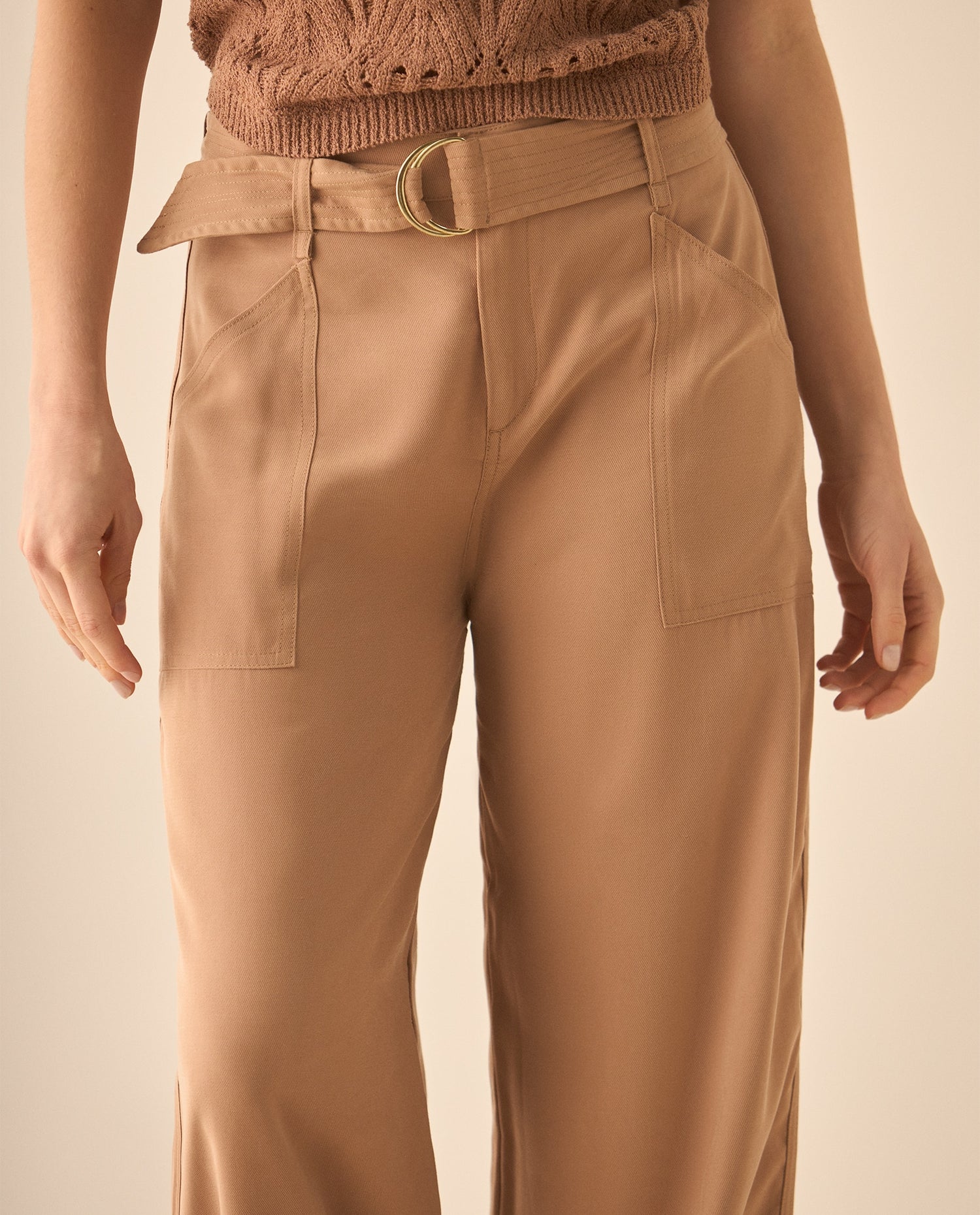 Pantalón con cinturón ajustable en la misma tela para mujer - Café