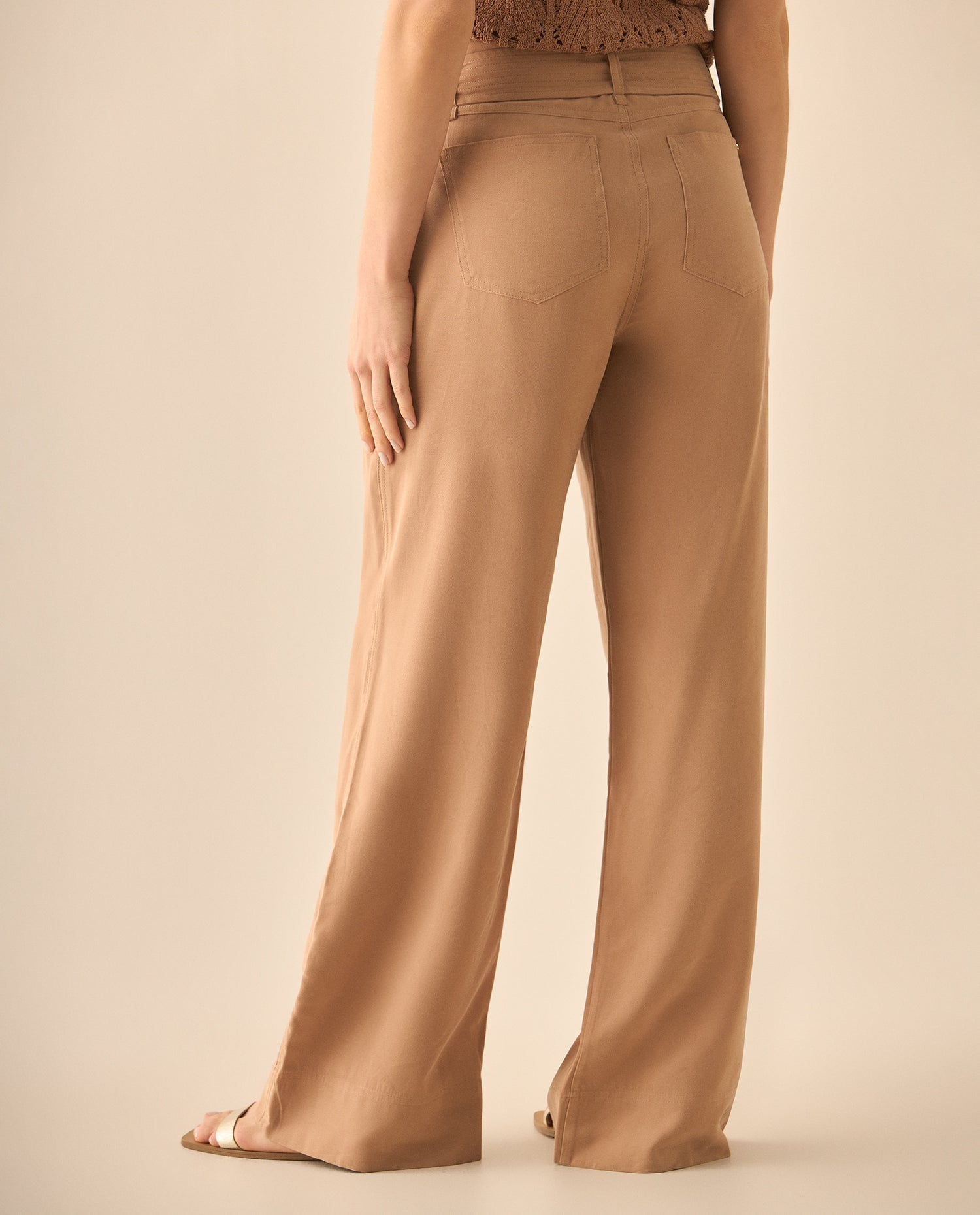 Pantalón con cinturón ajustable en la misma tela para mujer - Café