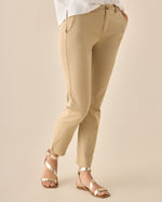 Pantalón clásico con bolsillos de ribete para mujer  - Café